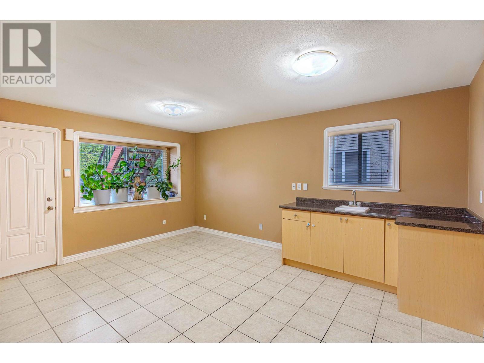 Listing Picture 31 of 39 : 4465 CAMBRIDGE STREET, Burnaby / 本拿比 - 魯藝地產 Yvonne Lu Group - MLS Medallion Club Member