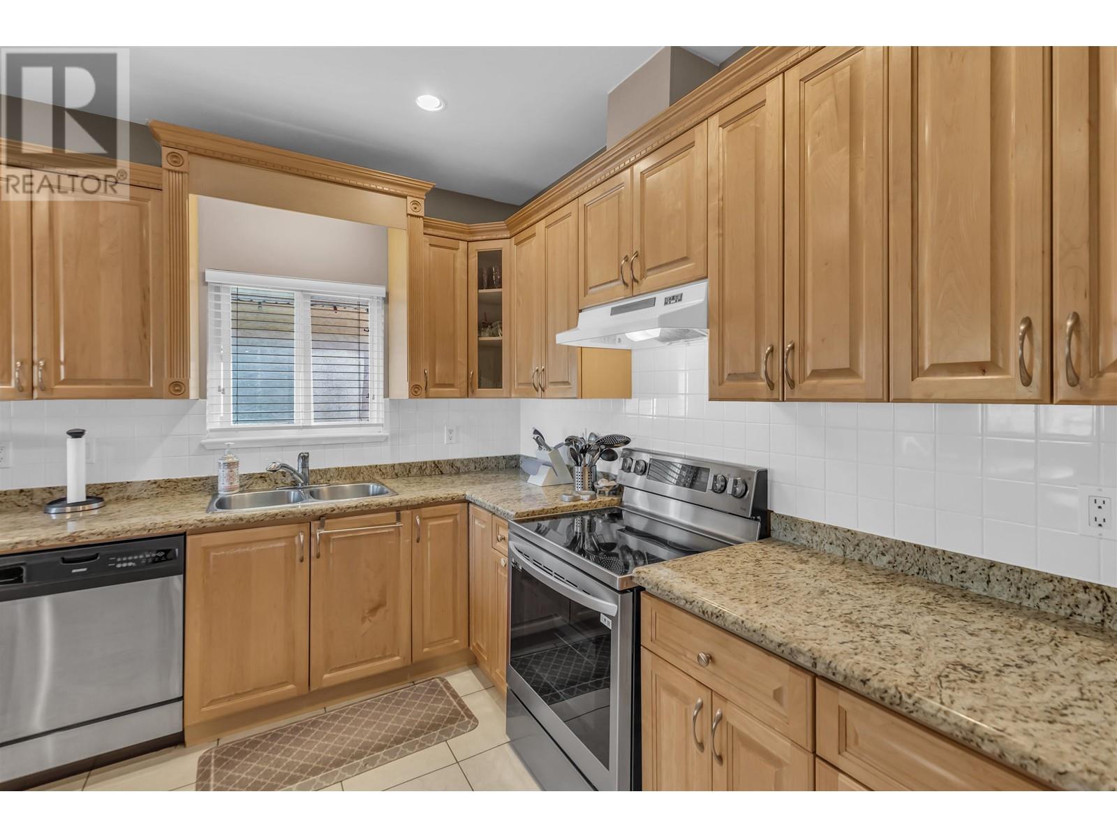 Listing Picture 10 of 39 : 4465 CAMBRIDGE STREET, Burnaby / 本拿比 - 魯藝地產 Yvonne Lu Group - MLS Medallion Club Member