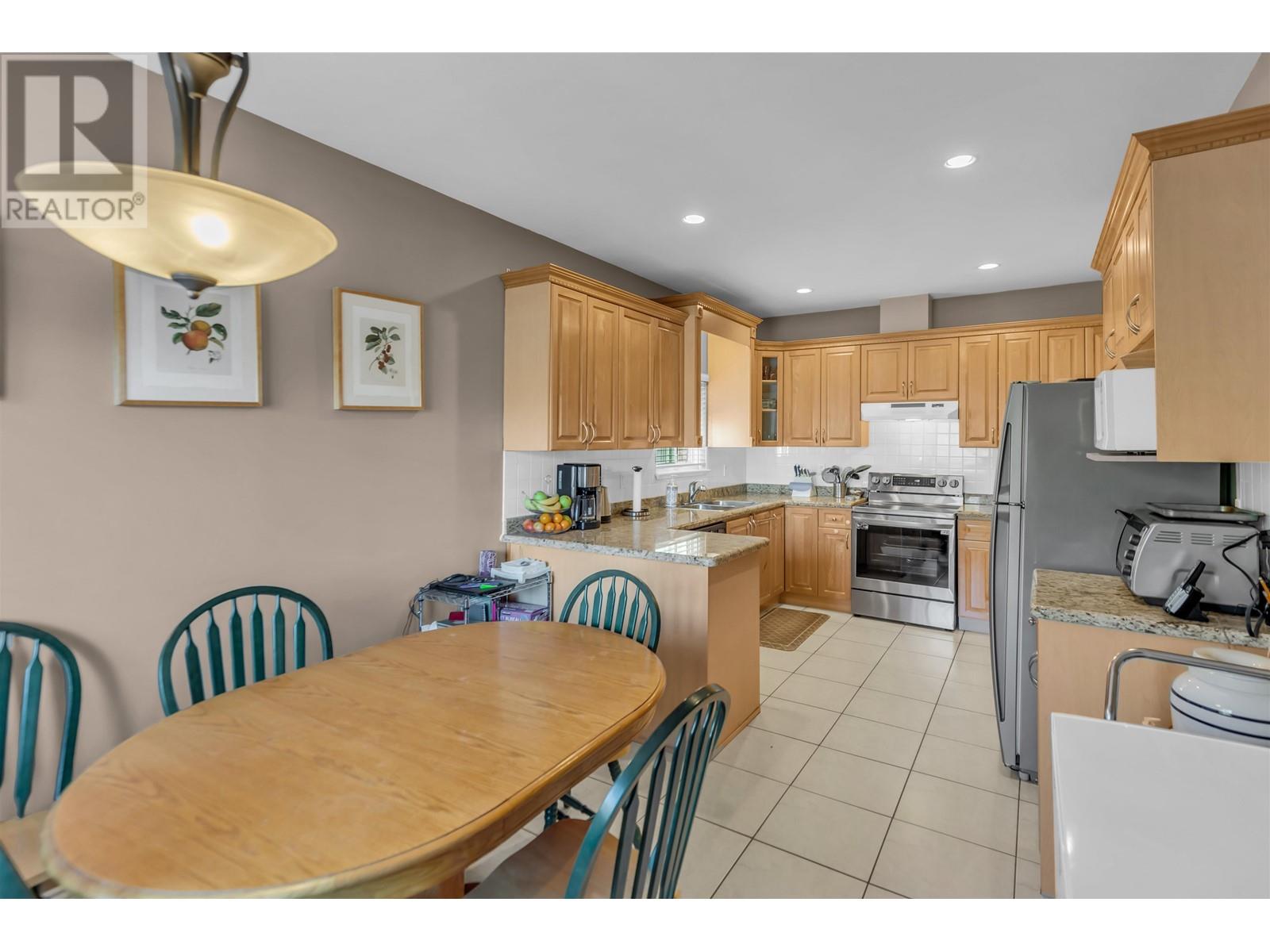 Listing Picture 11 of 39 : 4465 CAMBRIDGE STREET, Burnaby / 本拿比 - 魯藝地產 Yvonne Lu Group - MLS Medallion Club Member