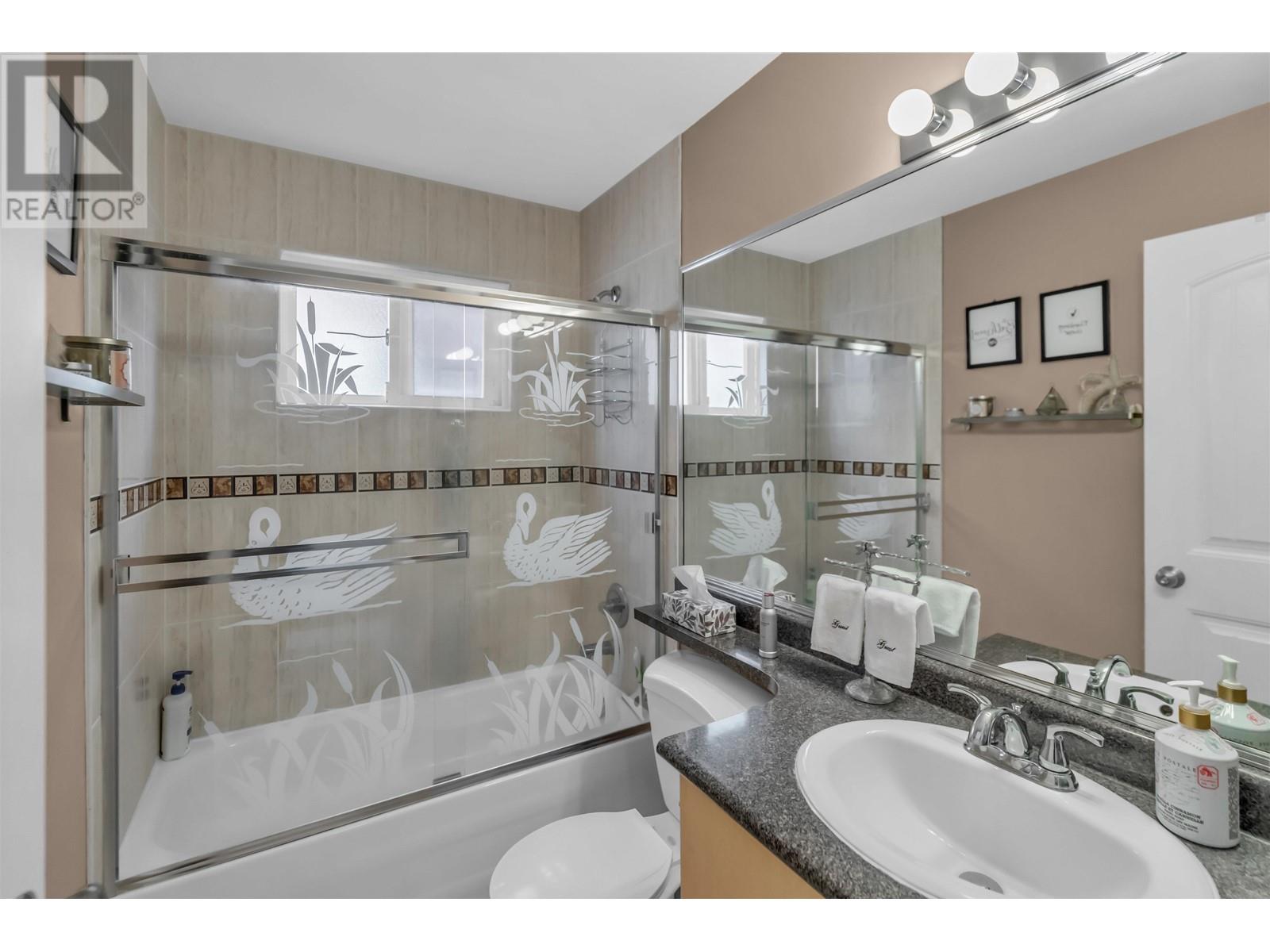 Listing Picture 25 of 39 : 4465 CAMBRIDGE STREET, Burnaby / 本拿比 - 魯藝地產 Yvonne Lu Group - MLS Medallion Club Member