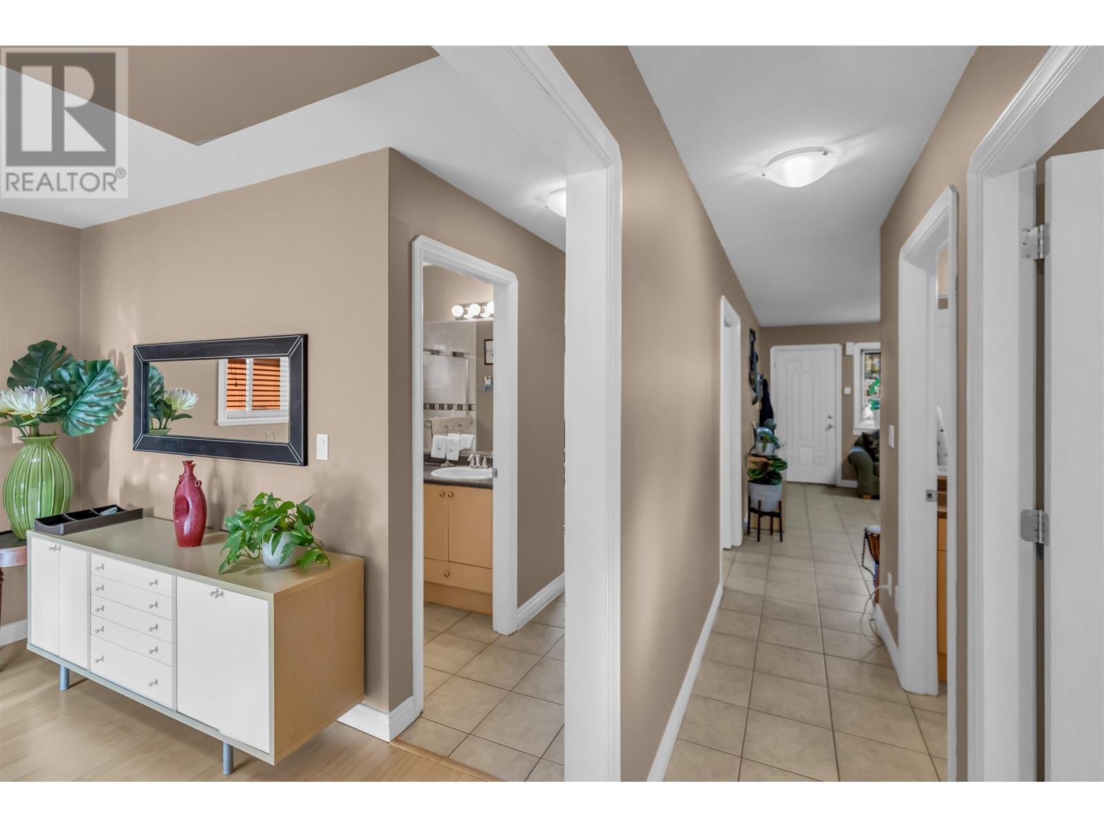 Listing Picture 22 of 39 : 4465 CAMBRIDGE STREET, Burnaby / 本拿比 - 魯藝地產 Yvonne Lu Group - MLS Medallion Club Member