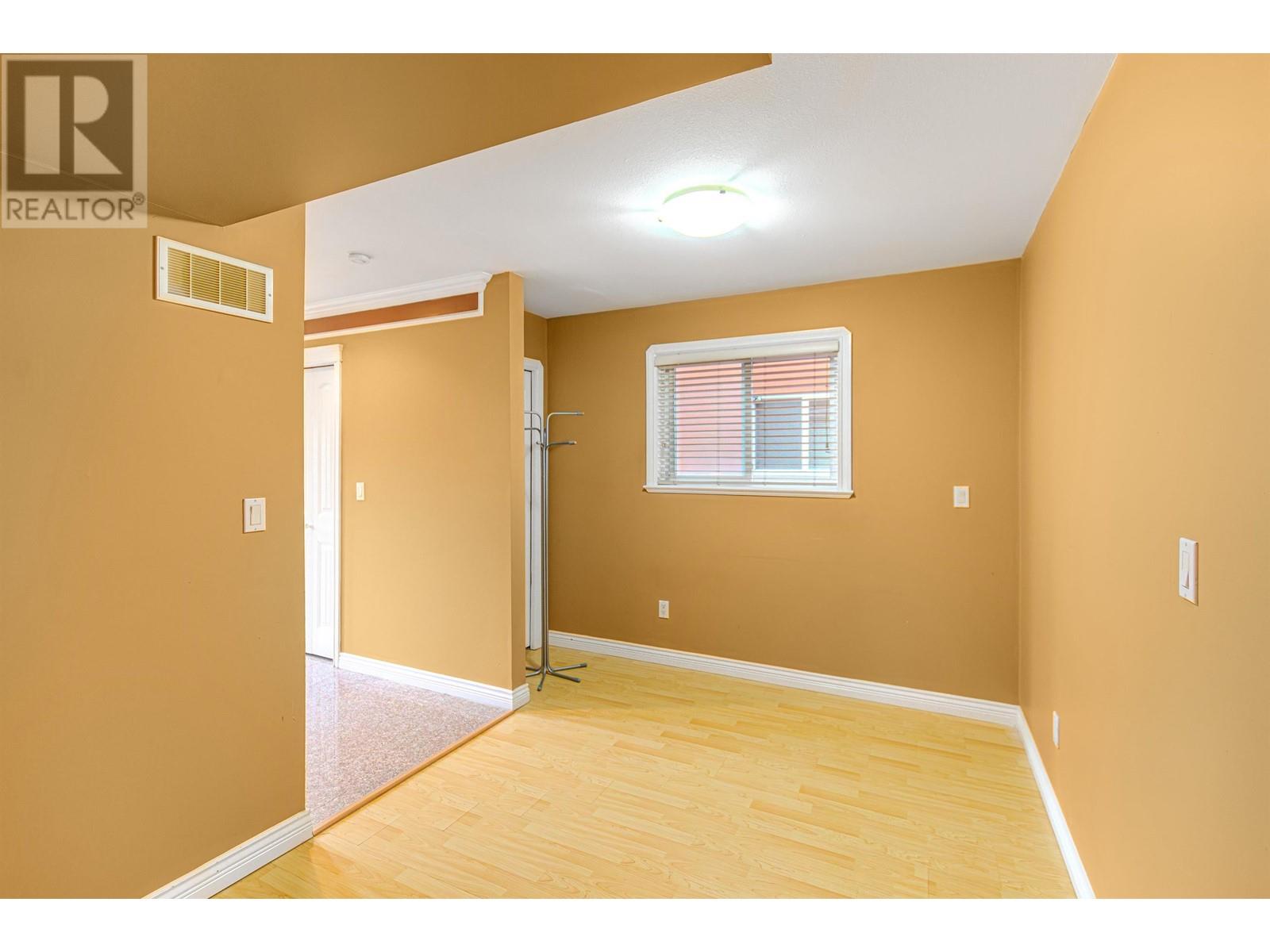 Listing Picture 24 of 39 : 4465 CAMBRIDGE STREET, Burnaby / 本拿比 - 魯藝地產 Yvonne Lu Group - MLS Medallion Club Member