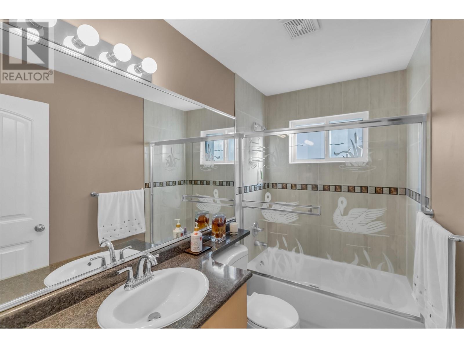 Listing Picture 32 of 39 : 4465 CAMBRIDGE STREET, Burnaby / 本拿比 - 魯藝地產 Yvonne Lu Group - MLS Medallion Club Member