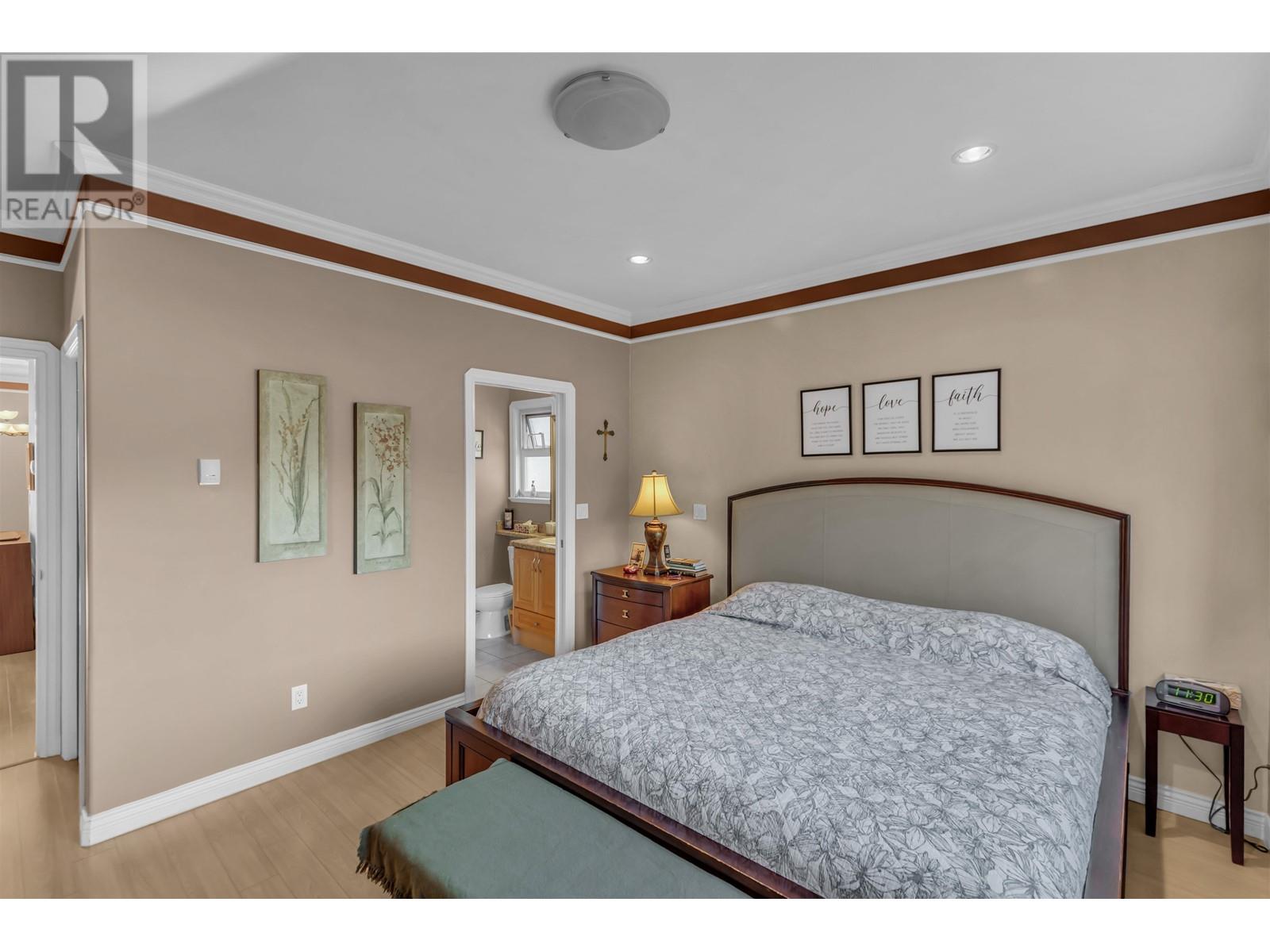 Listing Picture 16 of 39 : 4465 CAMBRIDGE STREET, Burnaby / 本拿比 - 魯藝地產 Yvonne Lu Group - MLS Medallion Club Member