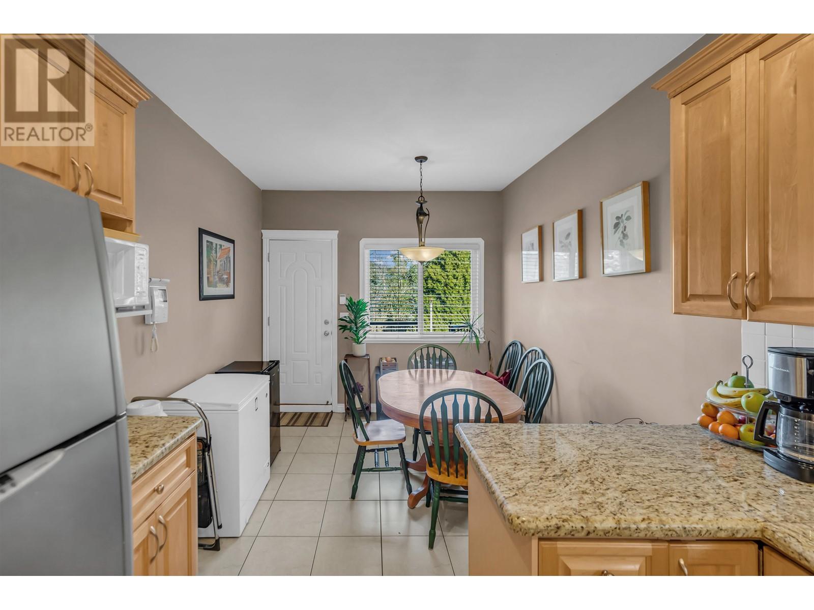 Listing Picture 9 of 39 : 4465 CAMBRIDGE STREET, Burnaby / 本拿比 - 魯藝地產 Yvonne Lu Group - MLS Medallion Club Member