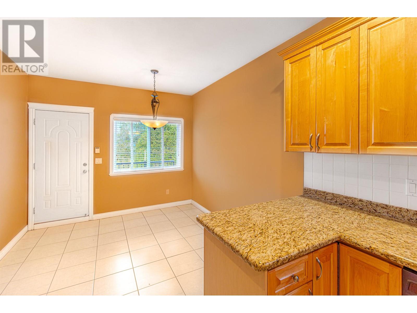 Listing Picture 13 of 39 : 4465 CAMBRIDGE STREET, Burnaby / 本拿比 - 魯藝地產 Yvonne Lu Group - MLS Medallion Club Member