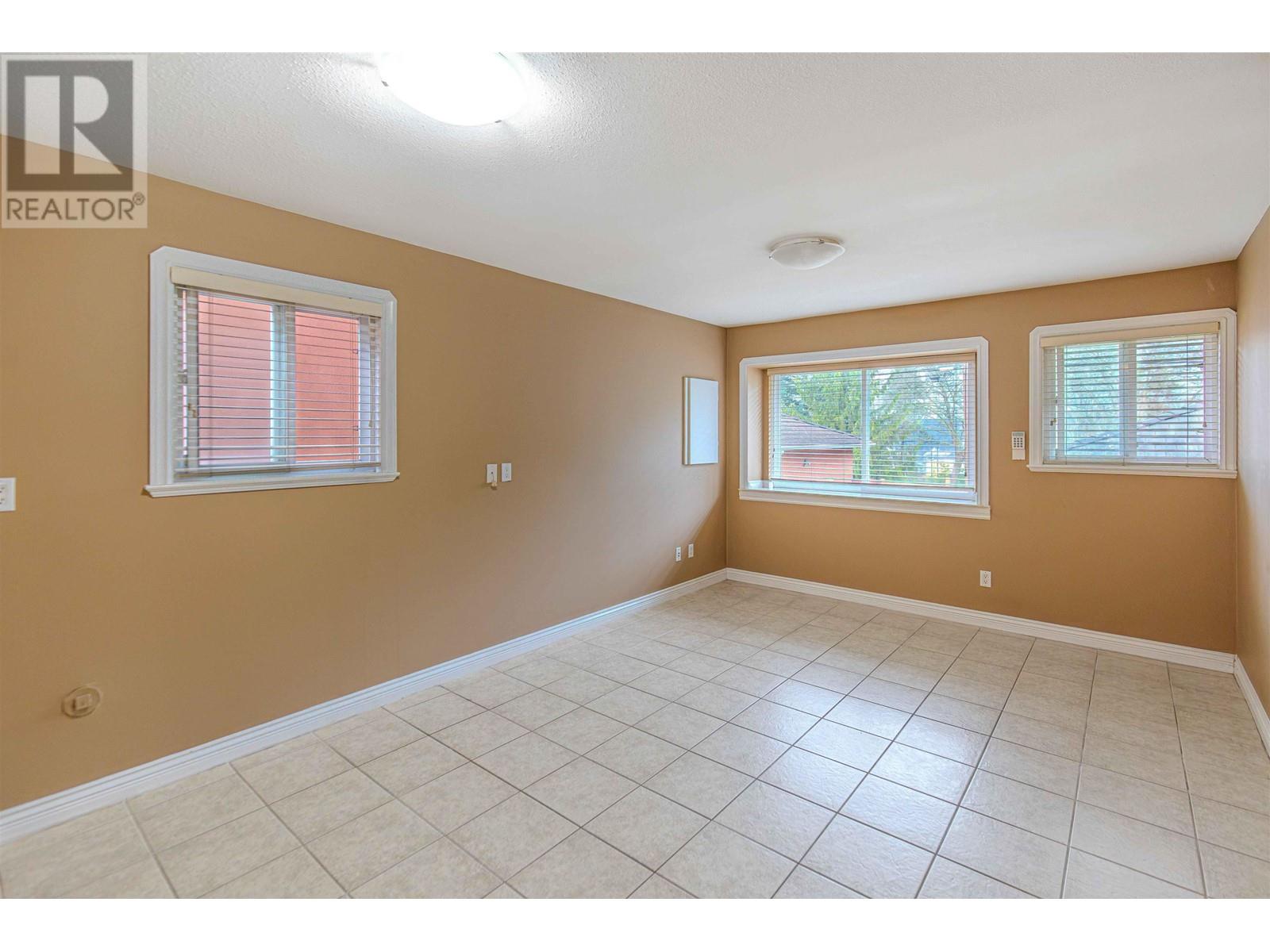 Listing Picture 26 of 39 : 4465 CAMBRIDGE STREET, Burnaby / 本拿比 - 魯藝地產 Yvonne Lu Group - MLS Medallion Club Member