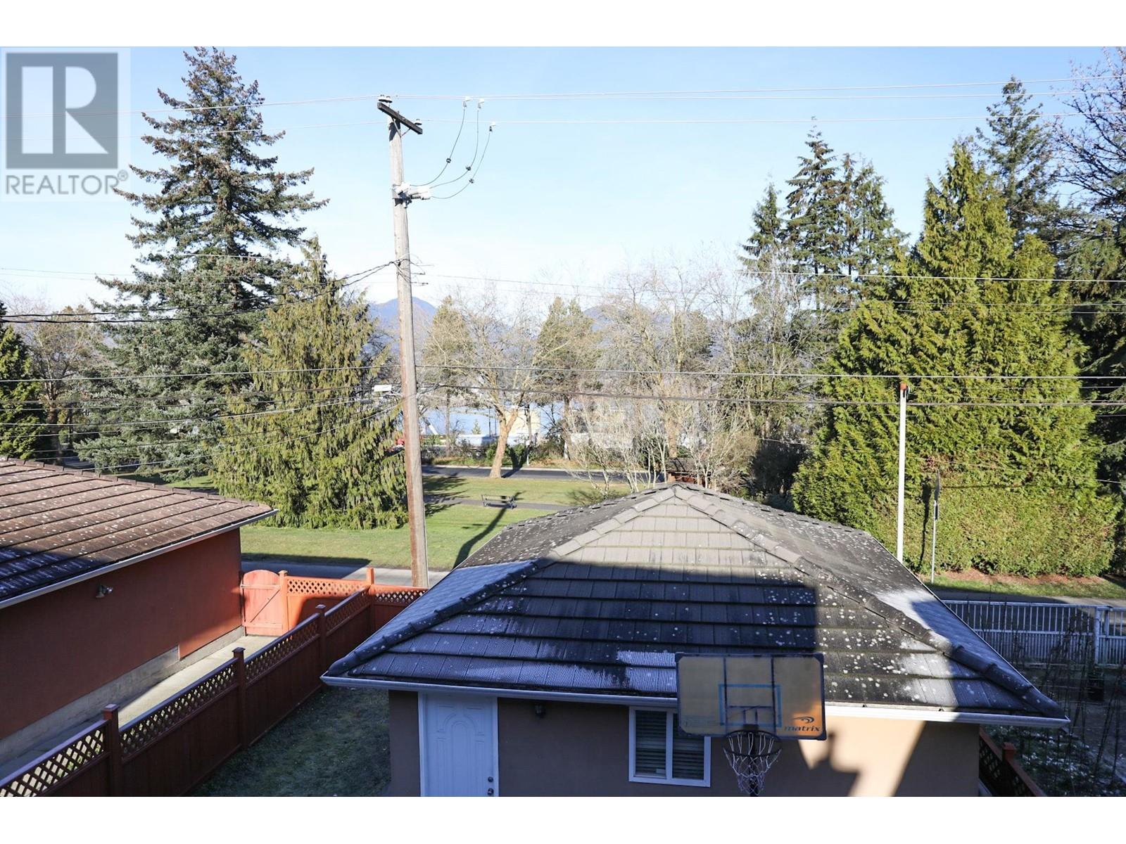 Listing Picture 36 of 39 : 4465 CAMBRIDGE STREET, Burnaby / 本拿比 - 魯藝地產 Yvonne Lu Group - MLS Medallion Club Member