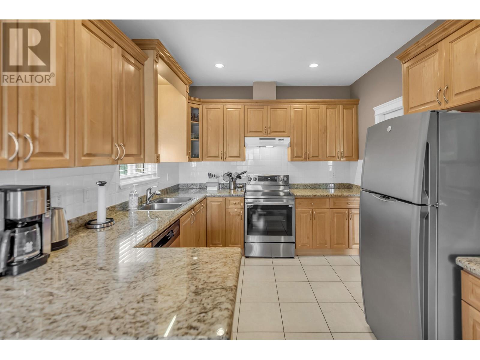 Listing Picture 8 of 39 : 4465 CAMBRIDGE STREET, Burnaby / 本拿比 - 魯藝地產 Yvonne Lu Group - MLS Medallion Club Member