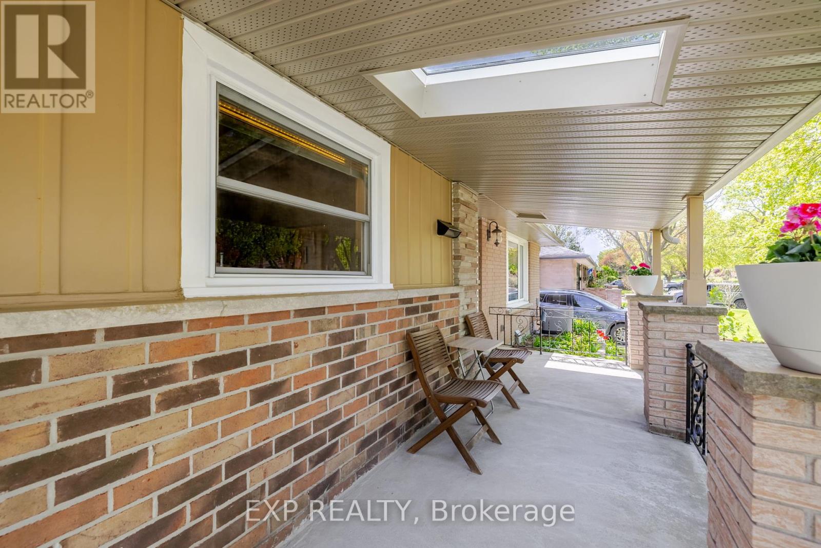 605 Ridgewood Crescent, London South, Ontario  N6J 3J1 - Photo 3 - X12141749