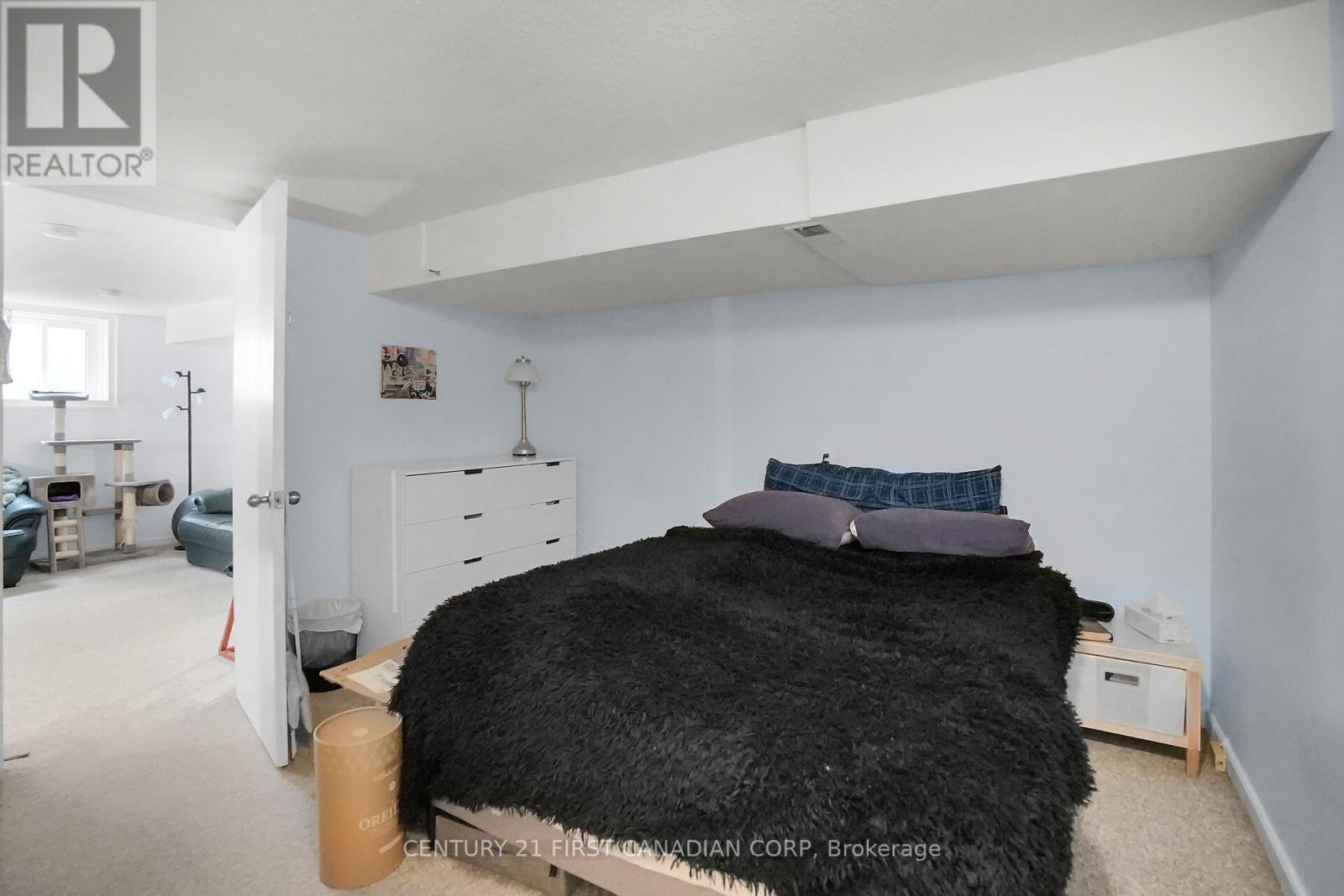 70 Chesterfield Avenue, London South, Ontario  N5Z 3N1 - Photo 5 - X12141843