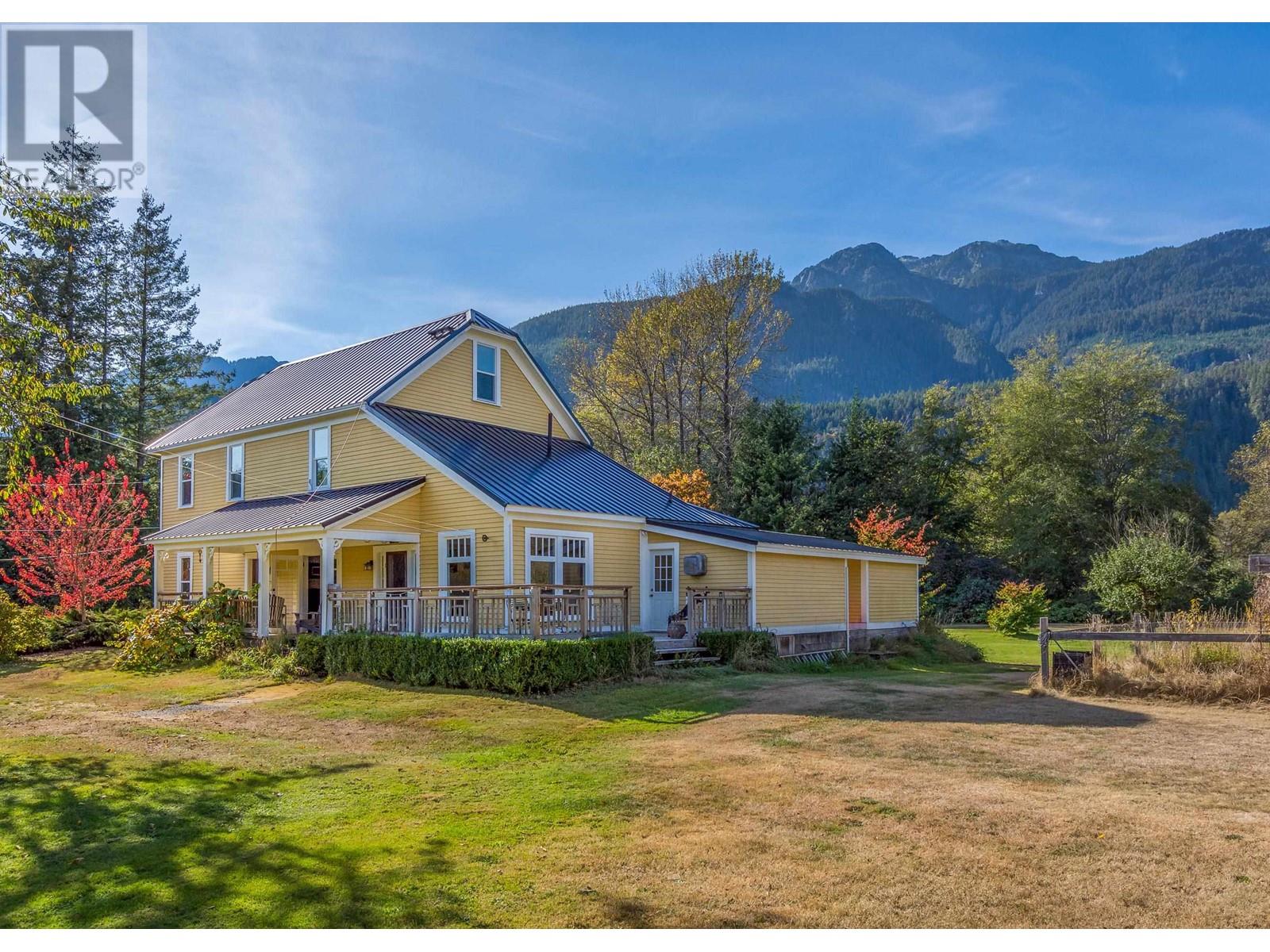 1189 Judd Road, Squamish, British Columbia  V0N 1H0 - Photo 1 - R2990756