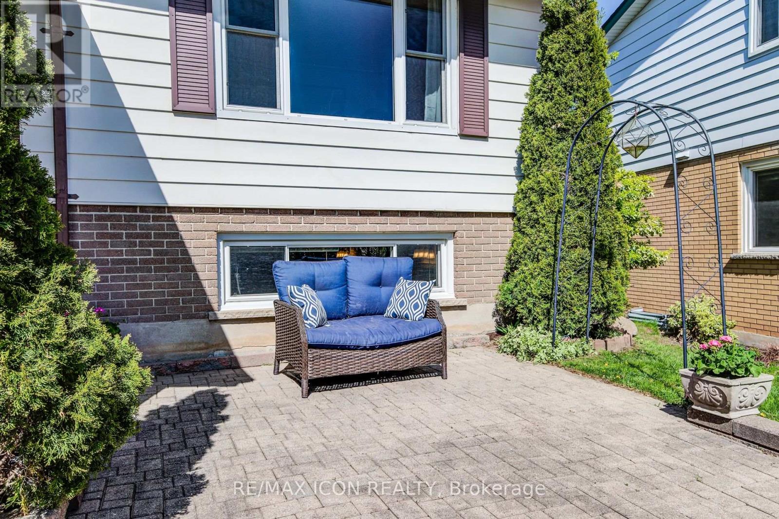 330 Daleview Place, Waterloo, Ontario  N2L 5M5 - Photo 4 - X12141623