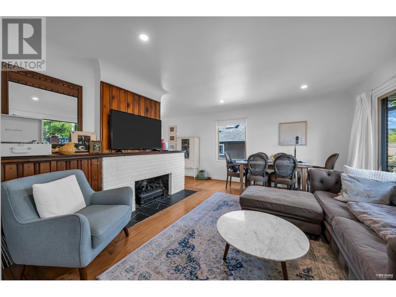 Property at 441 TEMPE CRESCENT image 2