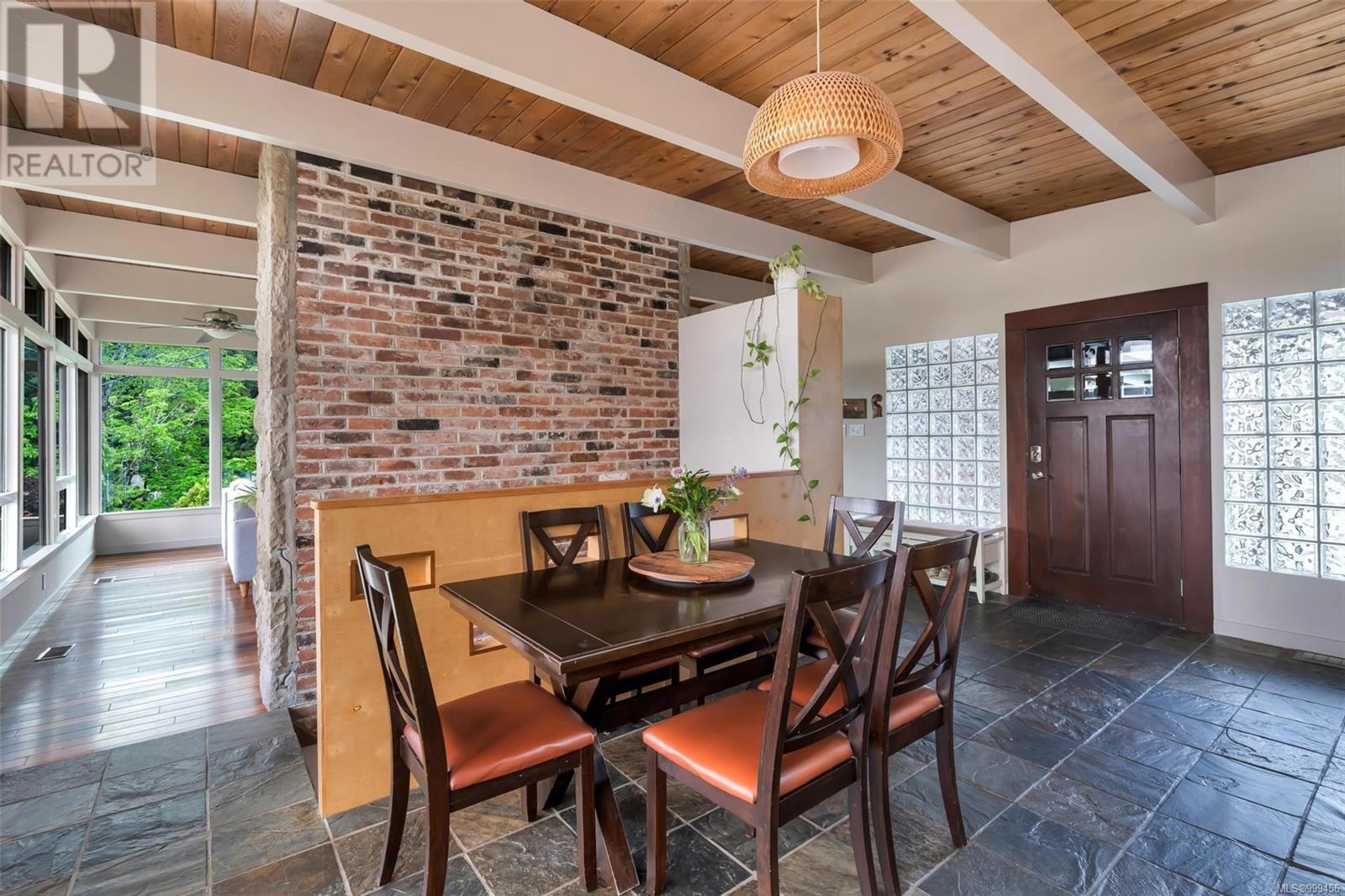Property at 3077 Mountain View Cres image 4
