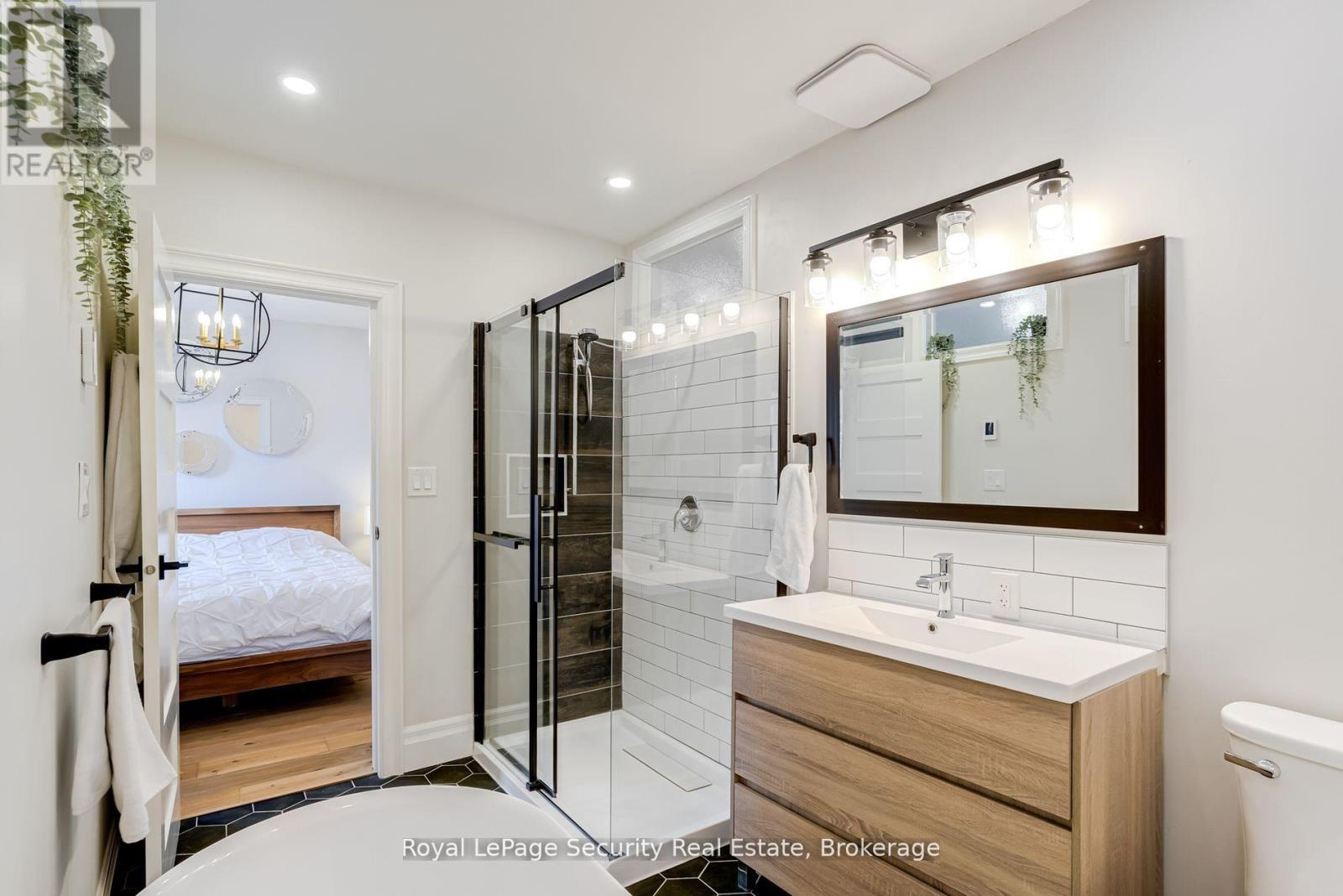 204 Montrose Avenue W, Toronto, Ontario  M6G 3G7 - Photo 20 - C12141758