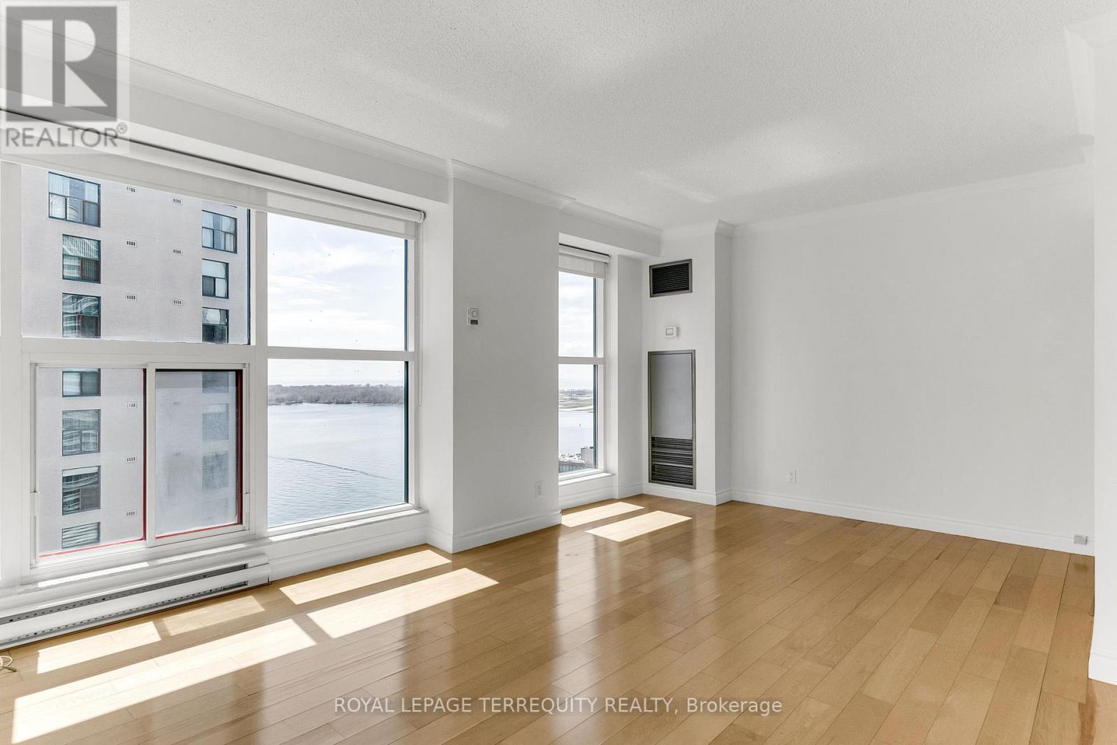 2707 - 77 Harbour Square, Toronto, Ontario  M5J 2S2 - Photo 15 - C12141770