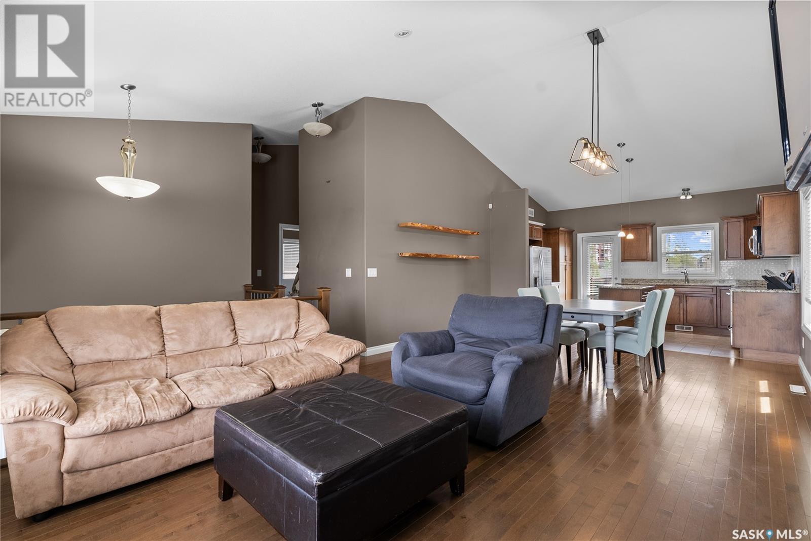 Property at 786 Sutter CRESCENT image 3