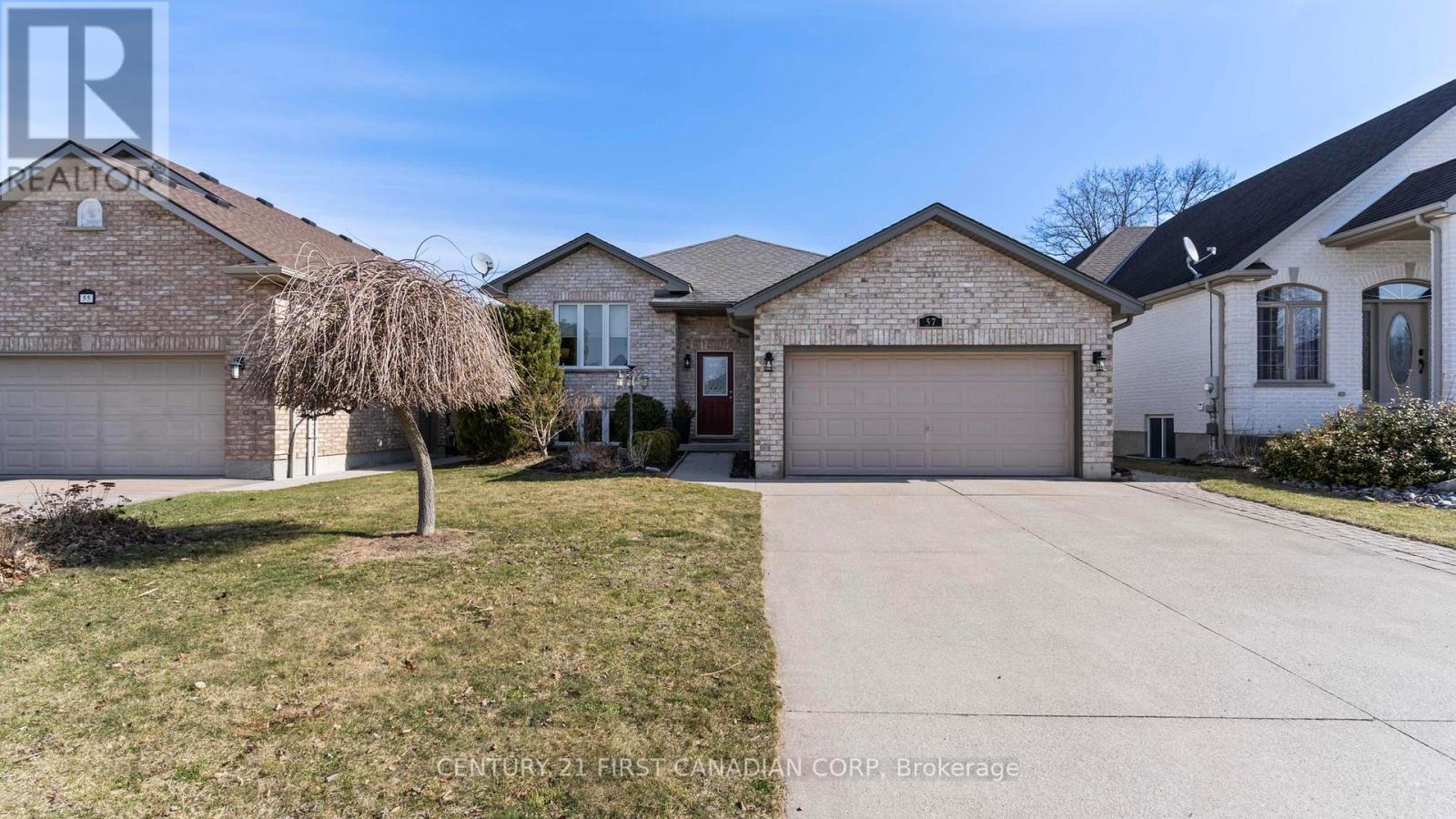 57 Ridge Street, Strathroy Caradoc (Sw), Ontario  N7G 4J9 - Photo 2 - X12141971