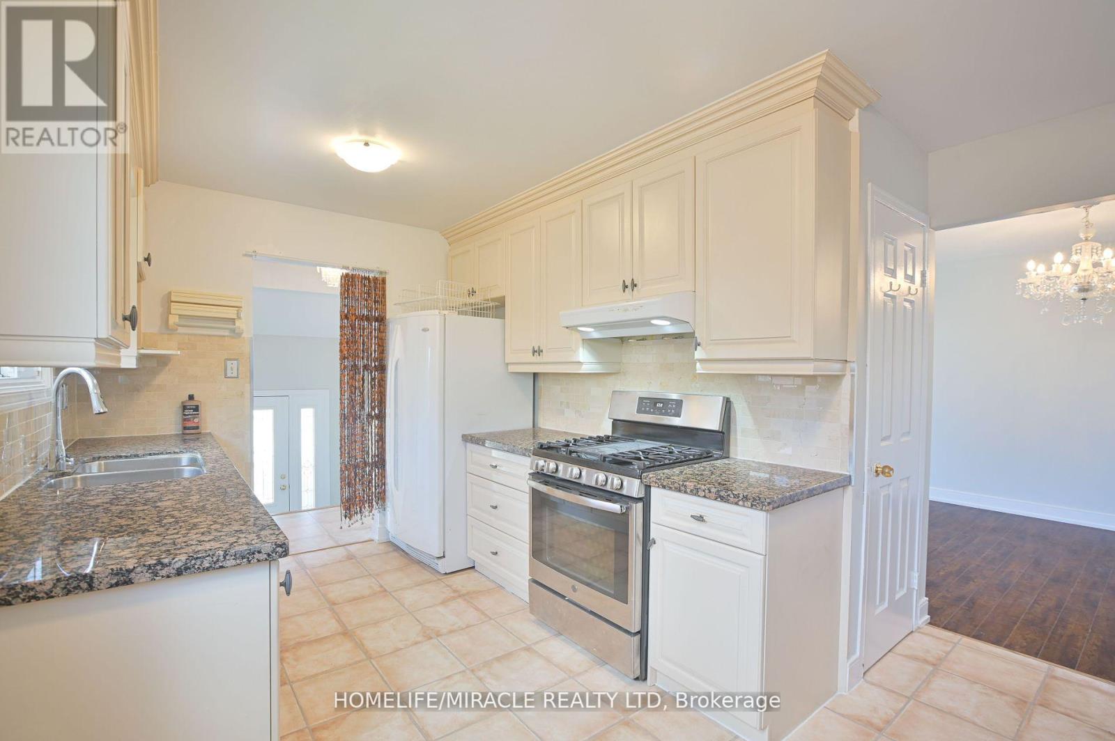 28 Peterson Court N, Brampton, Ontario  L6Z 1K6 - Photo 13 - W12141860