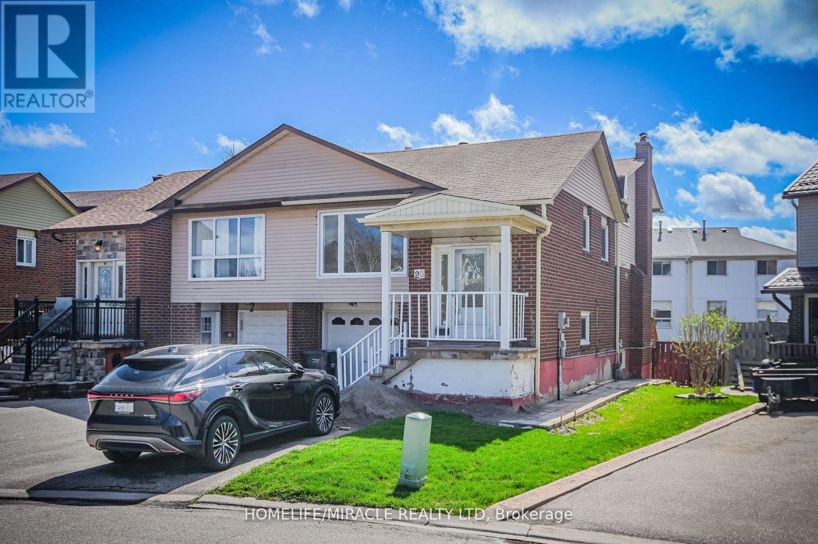 28 Peterson Court N, Brampton, Ontario  L6Z 1K6 - Photo 5 - W12141860