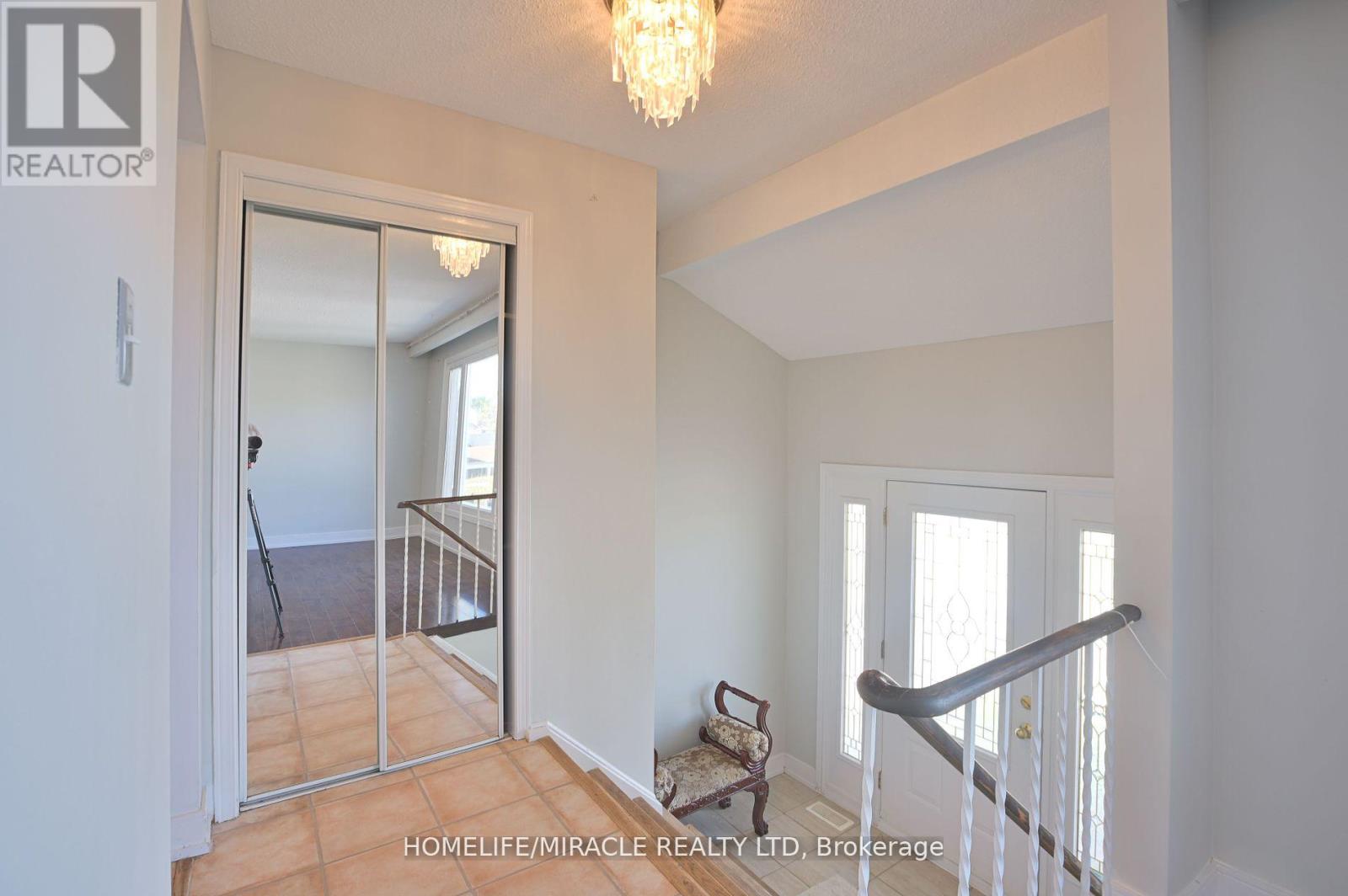 28 Peterson Court N, Brampton, Ontario  L6Z 1K6 - Photo 7 - W12141860