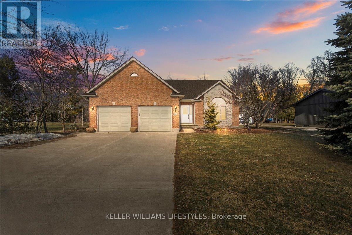 4068 Collingwood Street, Plympton-Wyoming, Ontario  N0N 1J6 - Photo 3 - X12141707