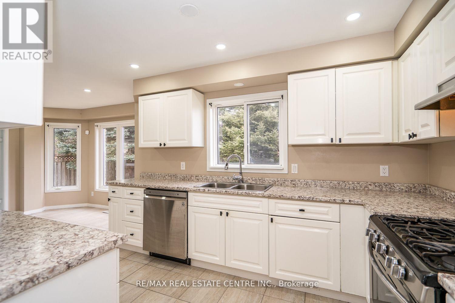 416 Olde Village Lane, Shelburne, Ontario  L9V 3A4 - Photo 11 - X12141838