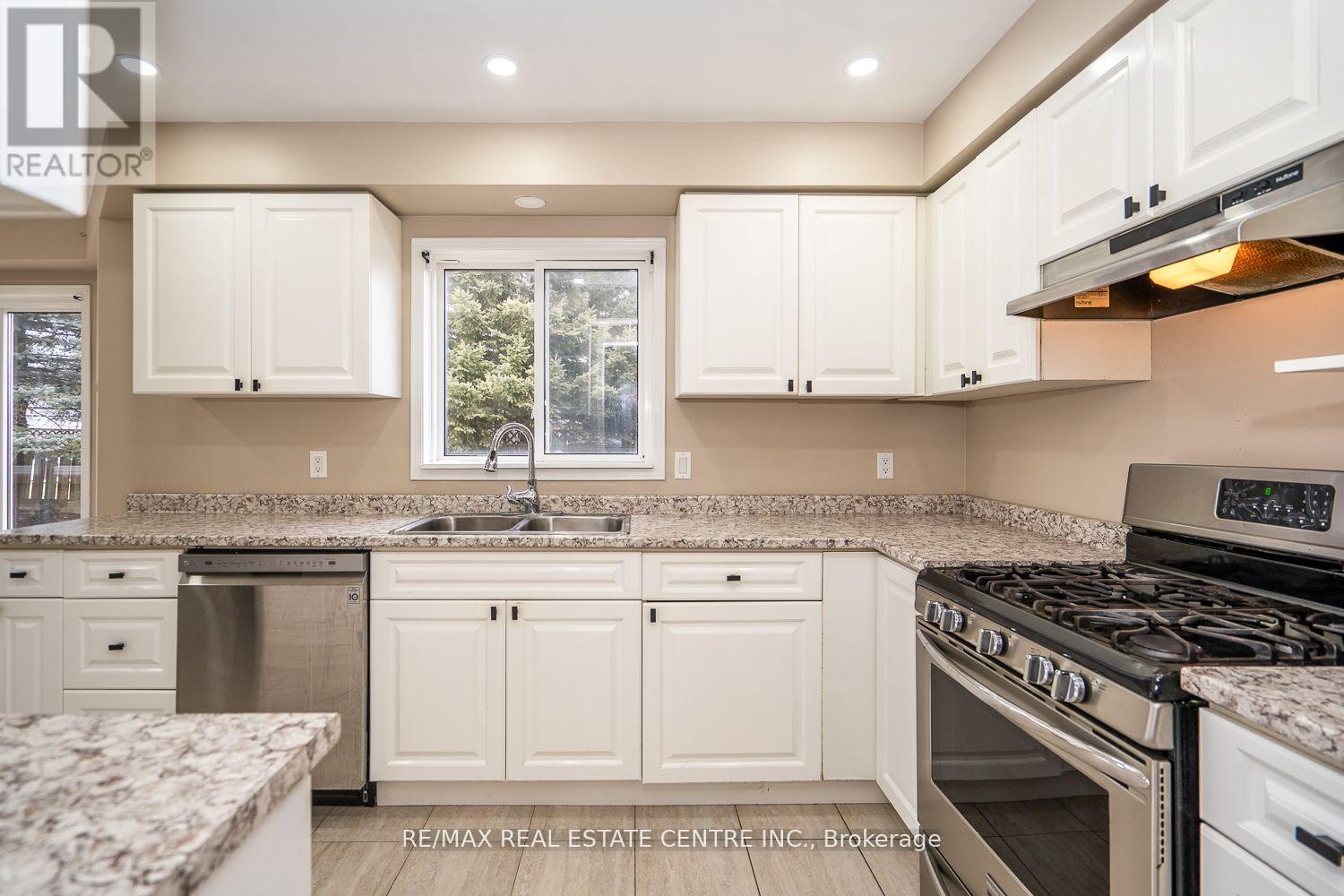 416 Olde Village Lane, Shelburne, Ontario  L9V 3A4 - Photo 12 - X12141838