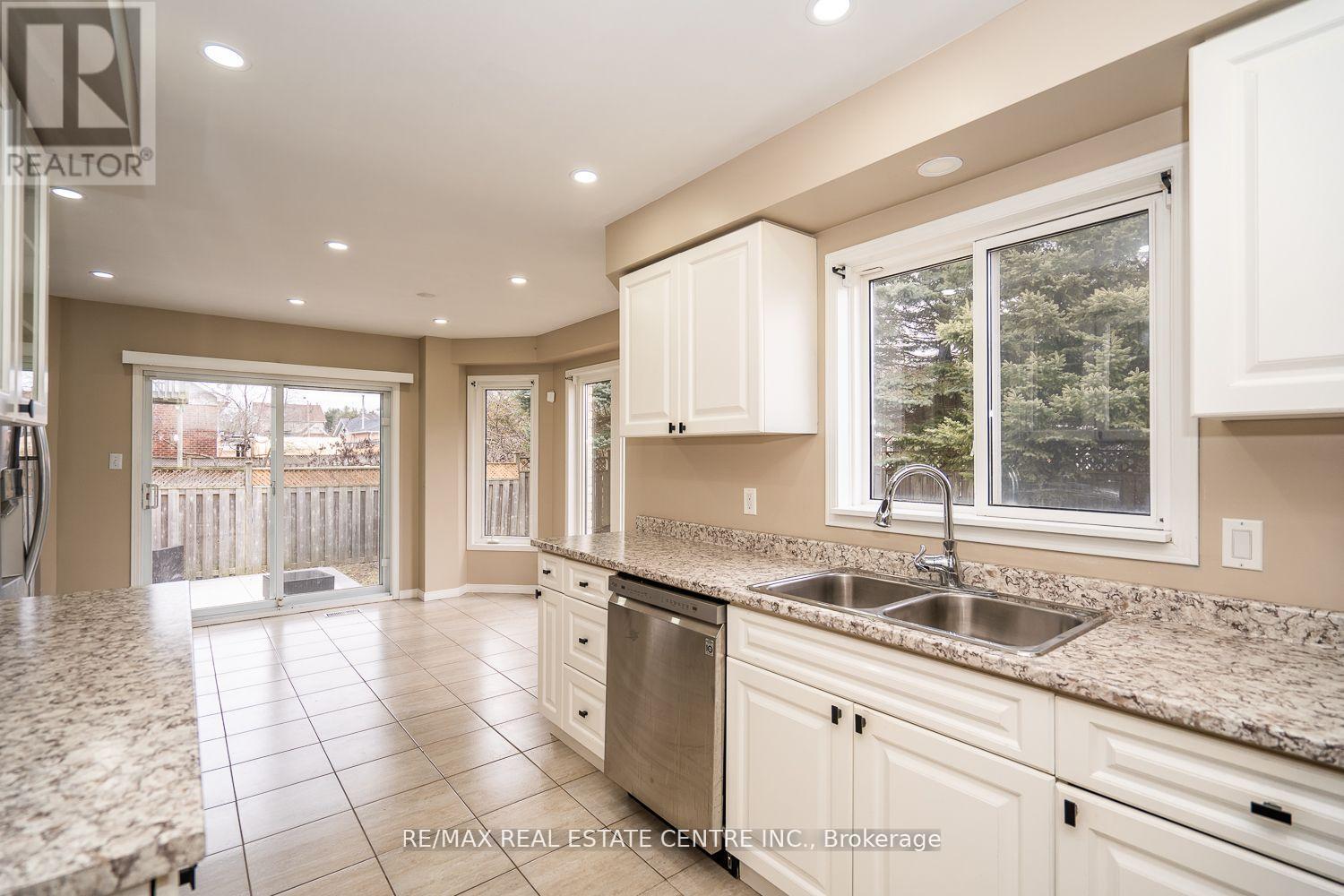 416 Olde Village Lane, Shelburne, Ontario  L9V 3A4 - Photo 13 - X12141838