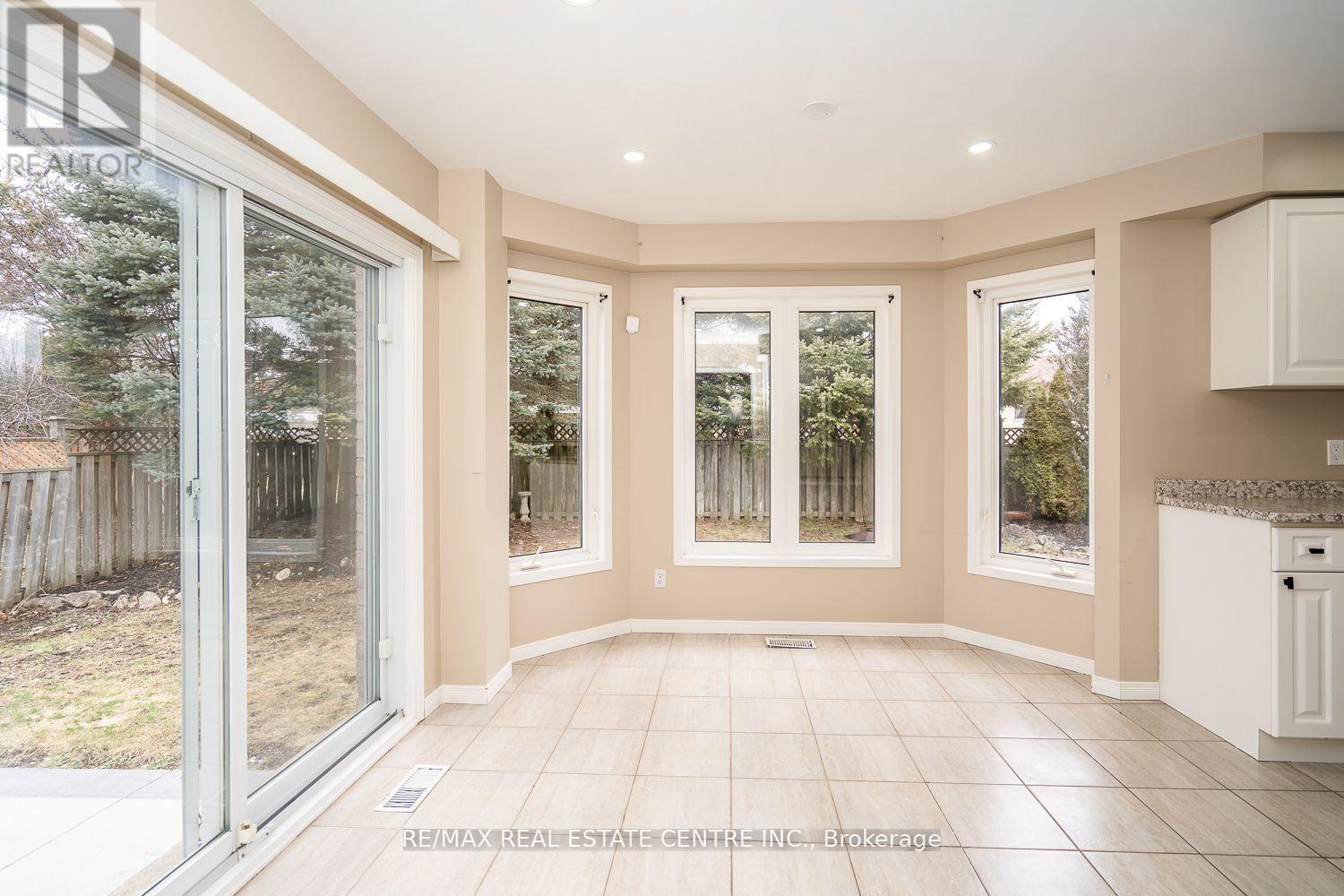 416 Olde Village Lane, Shelburne, Ontario  L9V 3A4 - Photo 18 - X12141838