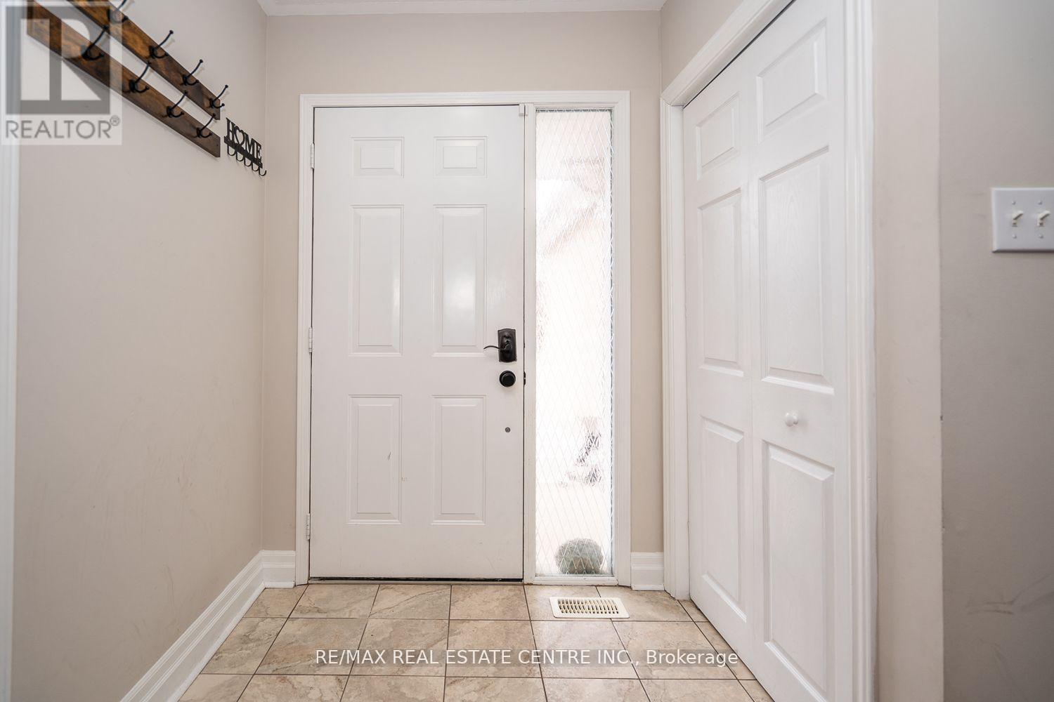 416 Olde Village Lane, Shelburne, Ontario  L9V 3A4 - Photo 4 - X12141838