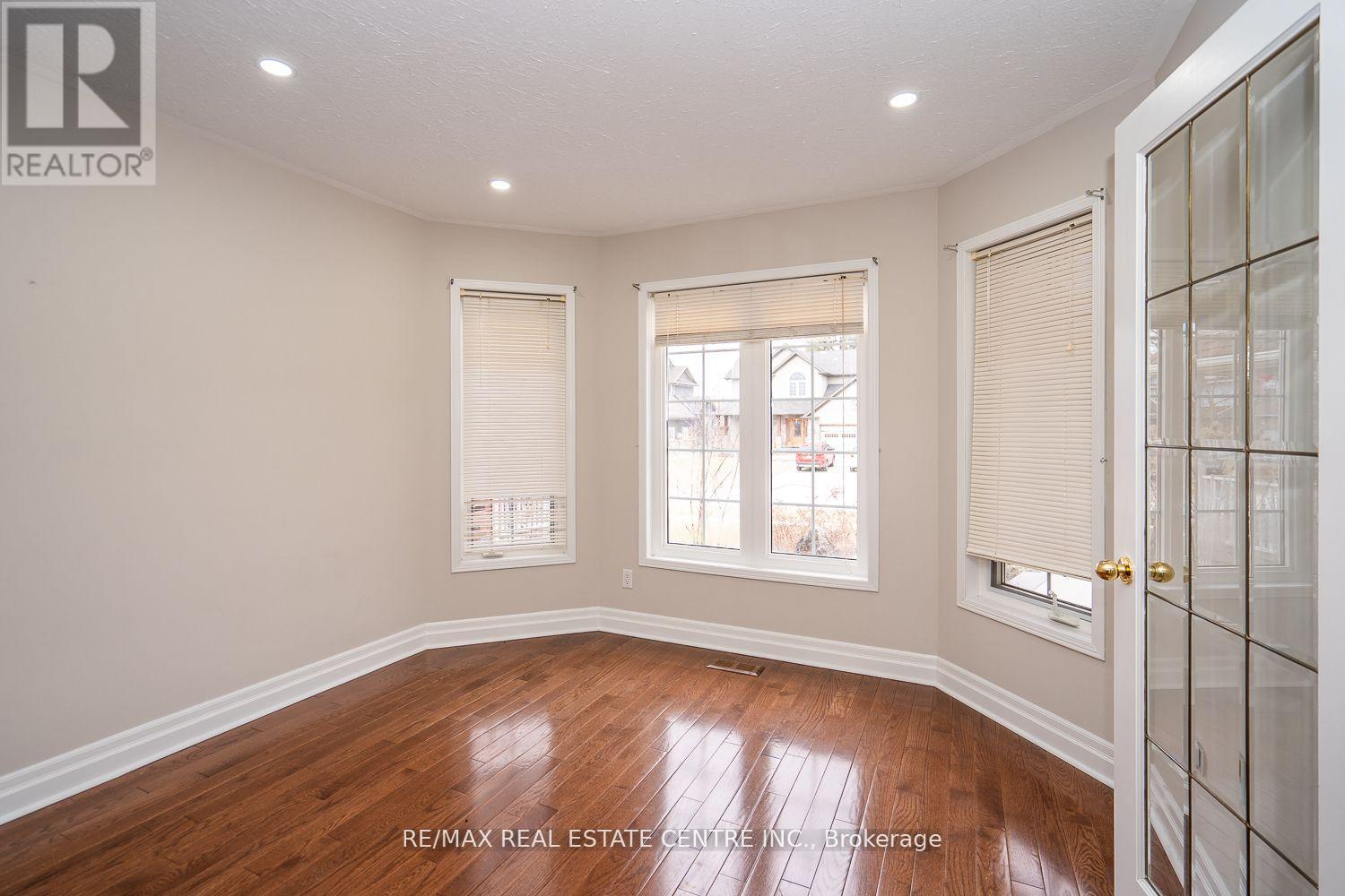 416 Olde Village Lane, Shelburne, Ontario  L9V 3A4 - Photo 6 - X12141838