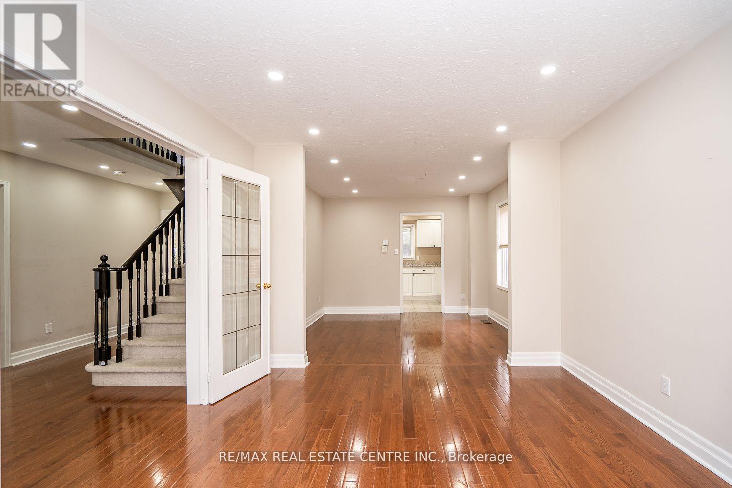 416 Olde Village Lane, Shelburne, Ontario  L9V 3A4 - Photo 8 - X12141838
