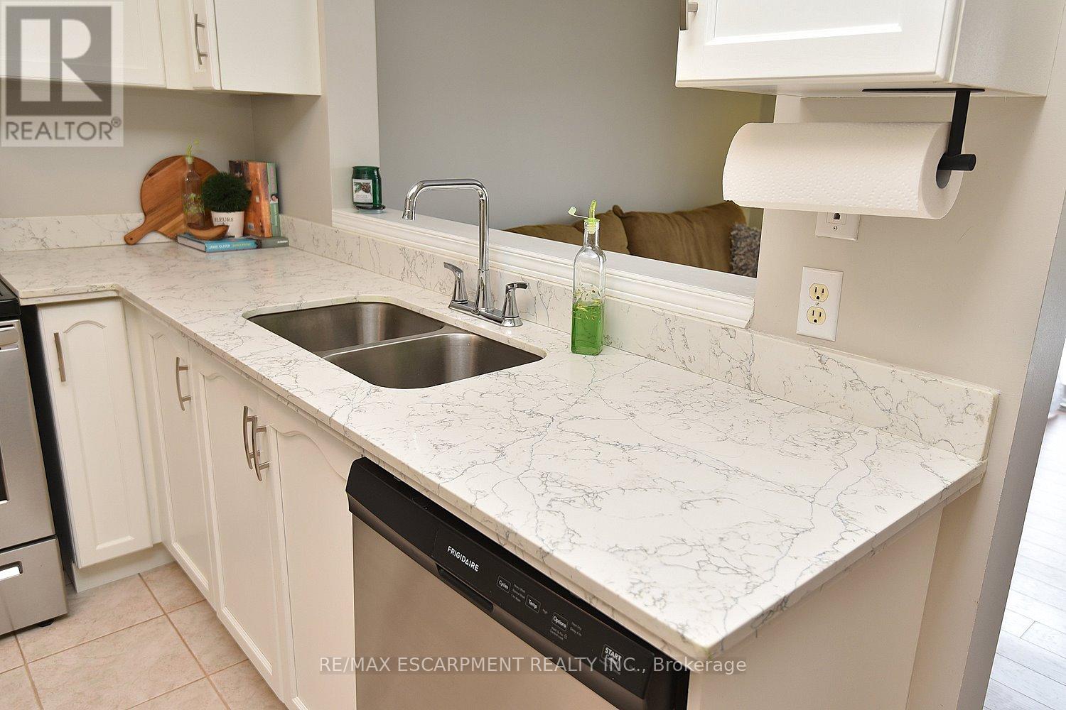 5 - 174 Highbury Drive, Hamilton, Ontario  L8J 3T8 - Photo 9 - X12141852