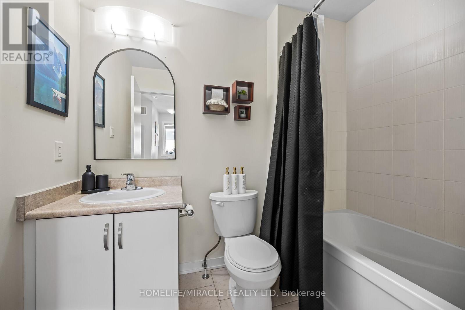 66 Crafter Crescent E, Hamilton, Ontario  L8J 0H7 - Photo 5 - X12139565