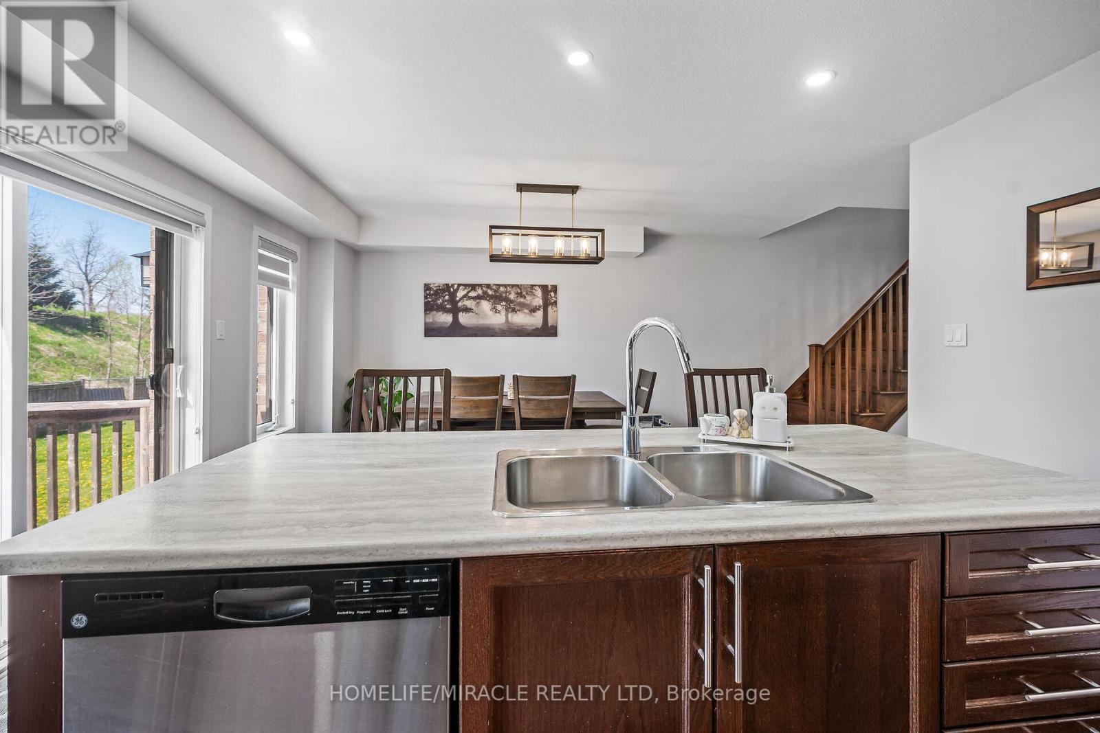 66 Crafter Crescent E, Hamilton, Ontario  L8J 0H7 - Photo 38 - X12139565