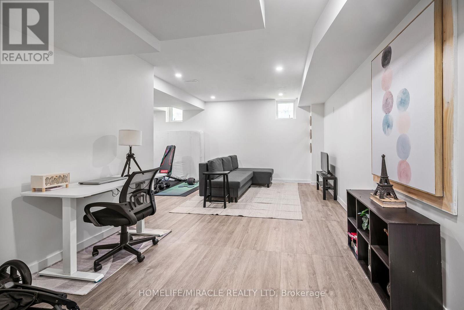 66 Crafter Crescent E, Hamilton, Ontario  L8J 0H7 - Photo 8 - X12139565