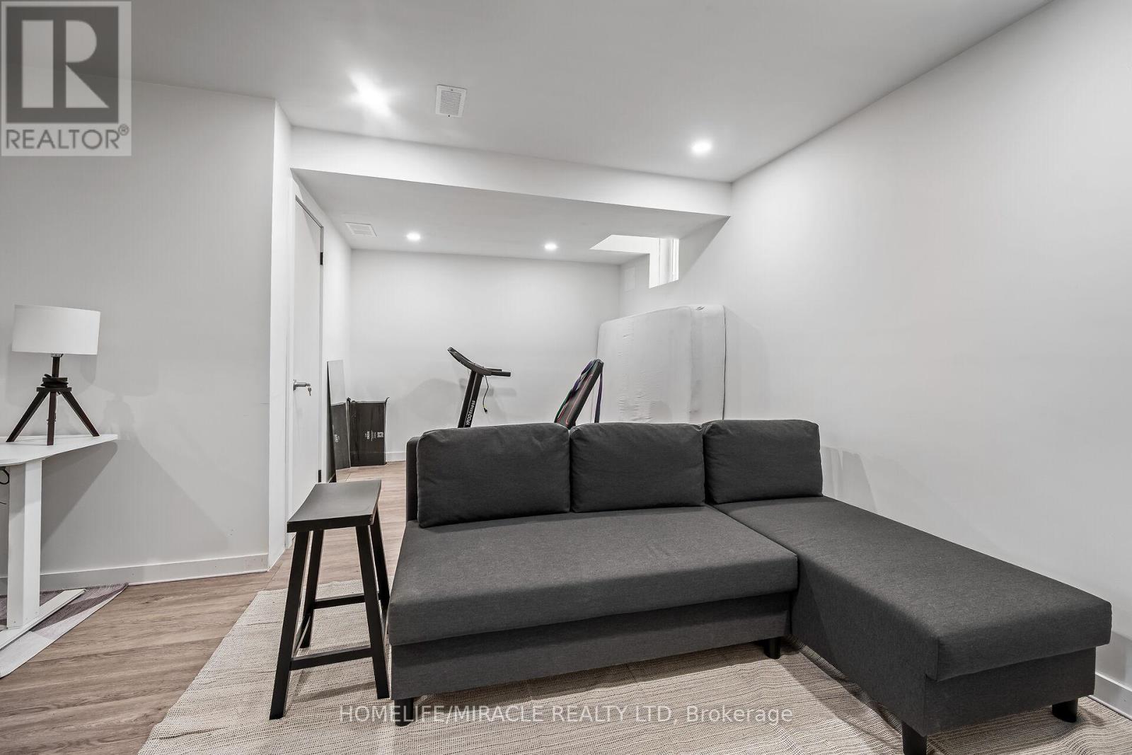 66 Crafter Crescent E, Hamilton, Ontario  L8J 0H7 - Photo 9 - X12139565