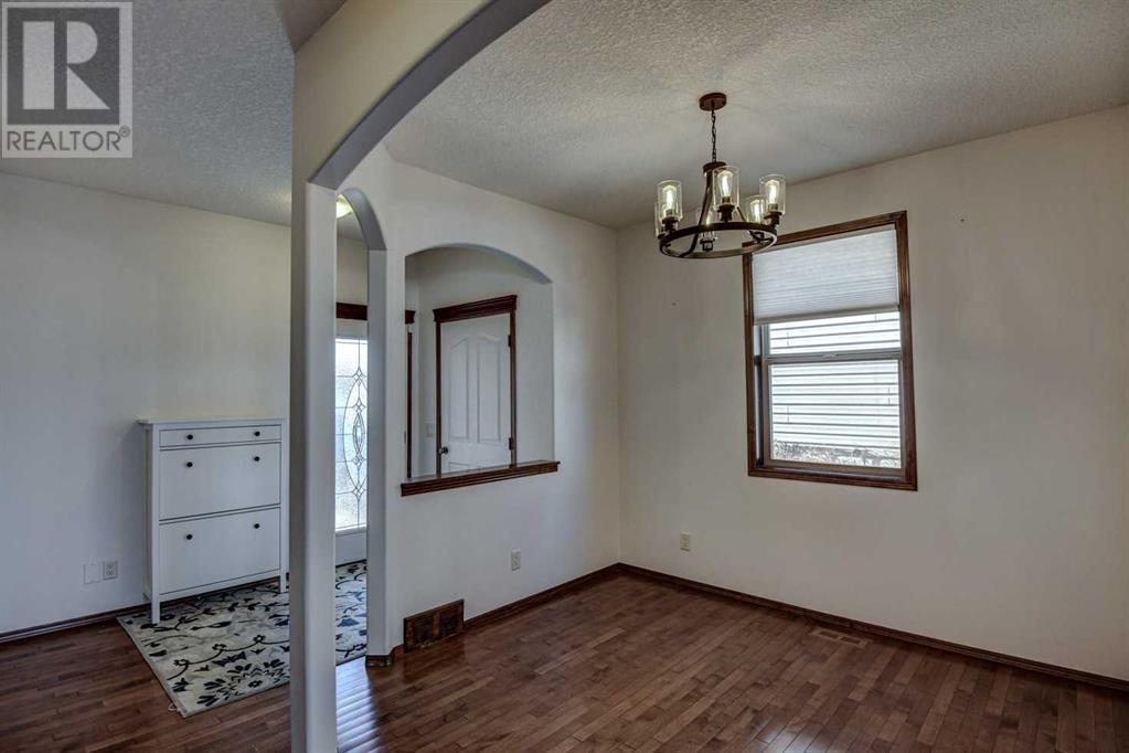 Property at 112 Brightonstone Bay SE image 2