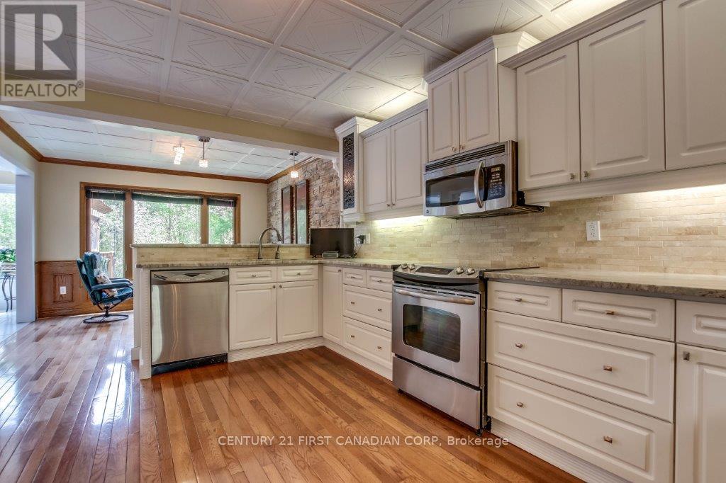 31 Glenridge Crescent, London North (North A), Ontario  N6G 4W5 - Photo 14 - X12142044