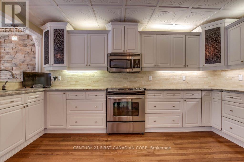 31 Glenridge Crescent, London North (North A), Ontario  N6G 4W5 - Photo 16 - X12142044