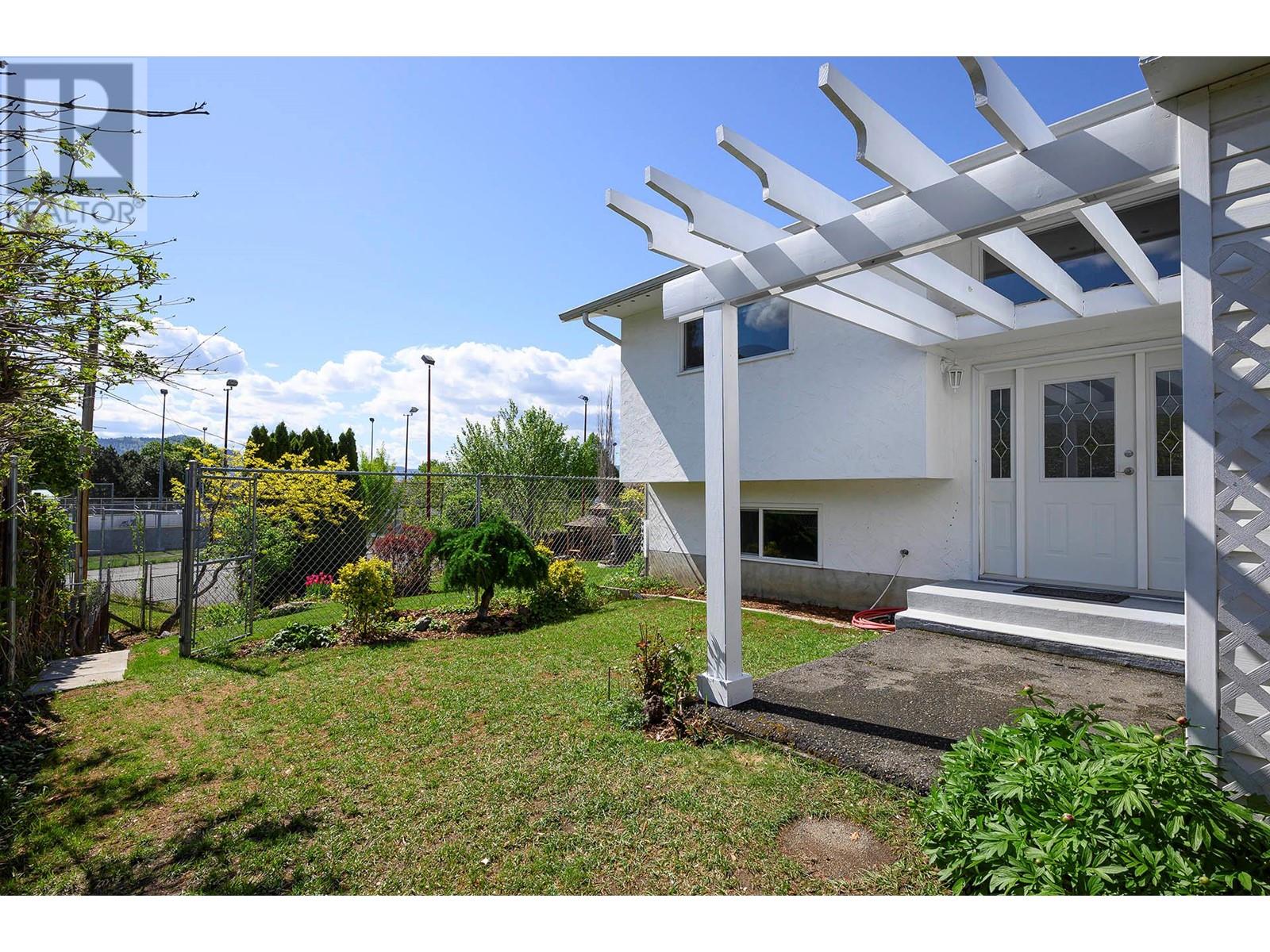 Property at 725 Huntington Drive image 3