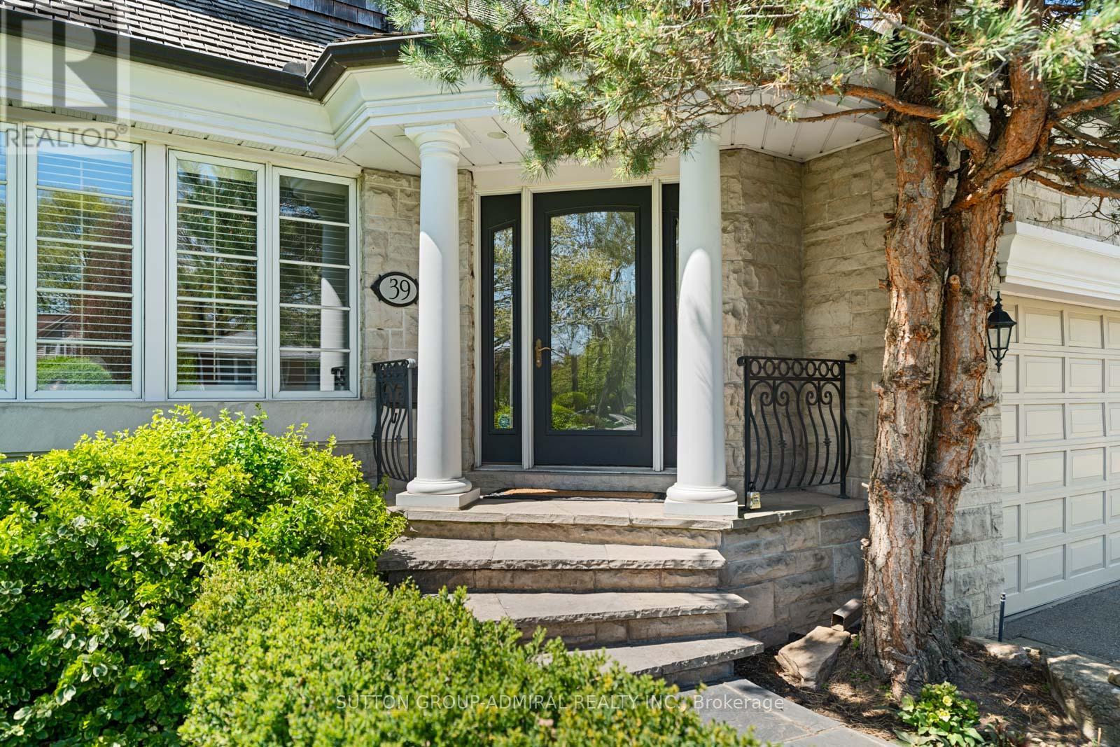 Property at 39 PINEHURST CRESCENT image 2