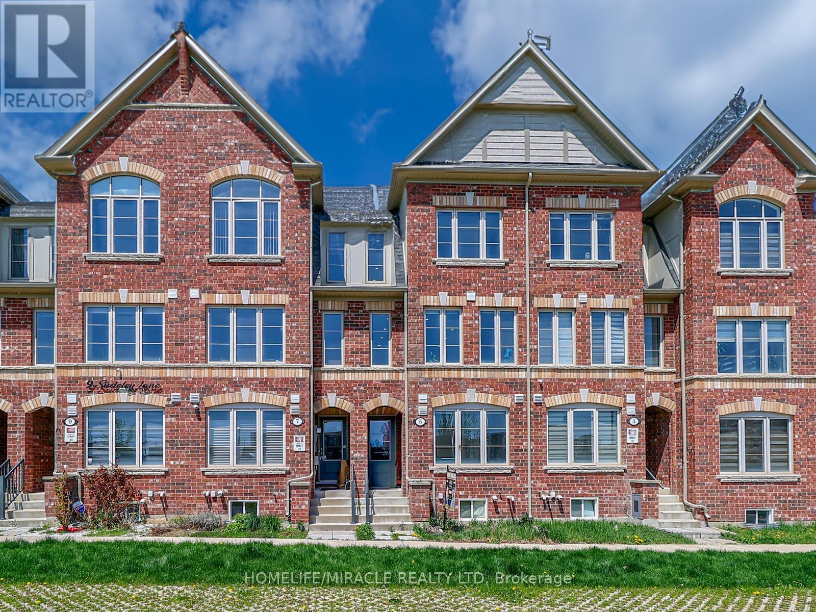 5 SUDELEY LANE, Brampton, Ontario