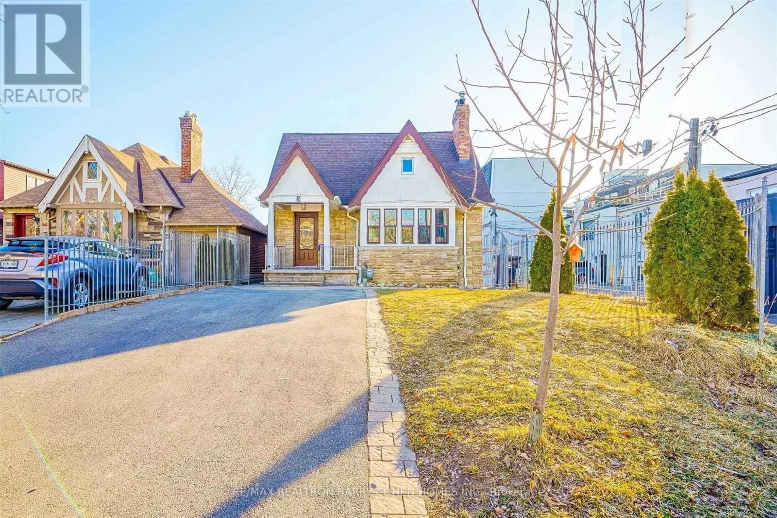 Lower Level - 3 Fairleigh Crescent, Toronto, Ontario  M6C 3R7 - Photo 1 - C12142054