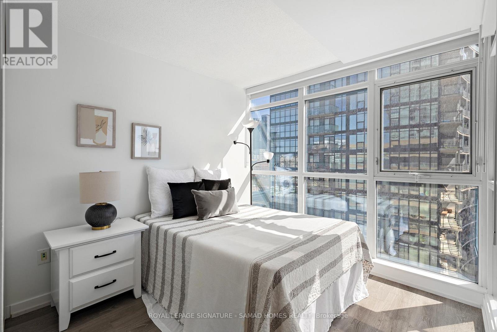 952 - 10 Capreol Court, Toronto, Ontario  M5V 4B3 - Photo 11 - C12142102