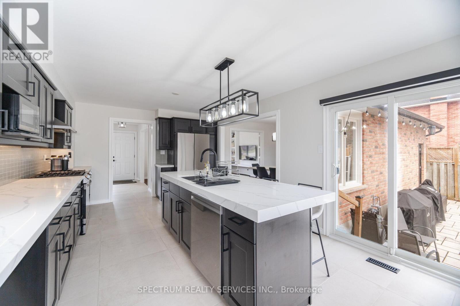 52 French Crescent, East Gwillimbury, Ontario  L9N 1J9 - Photo 18 - N12142128
