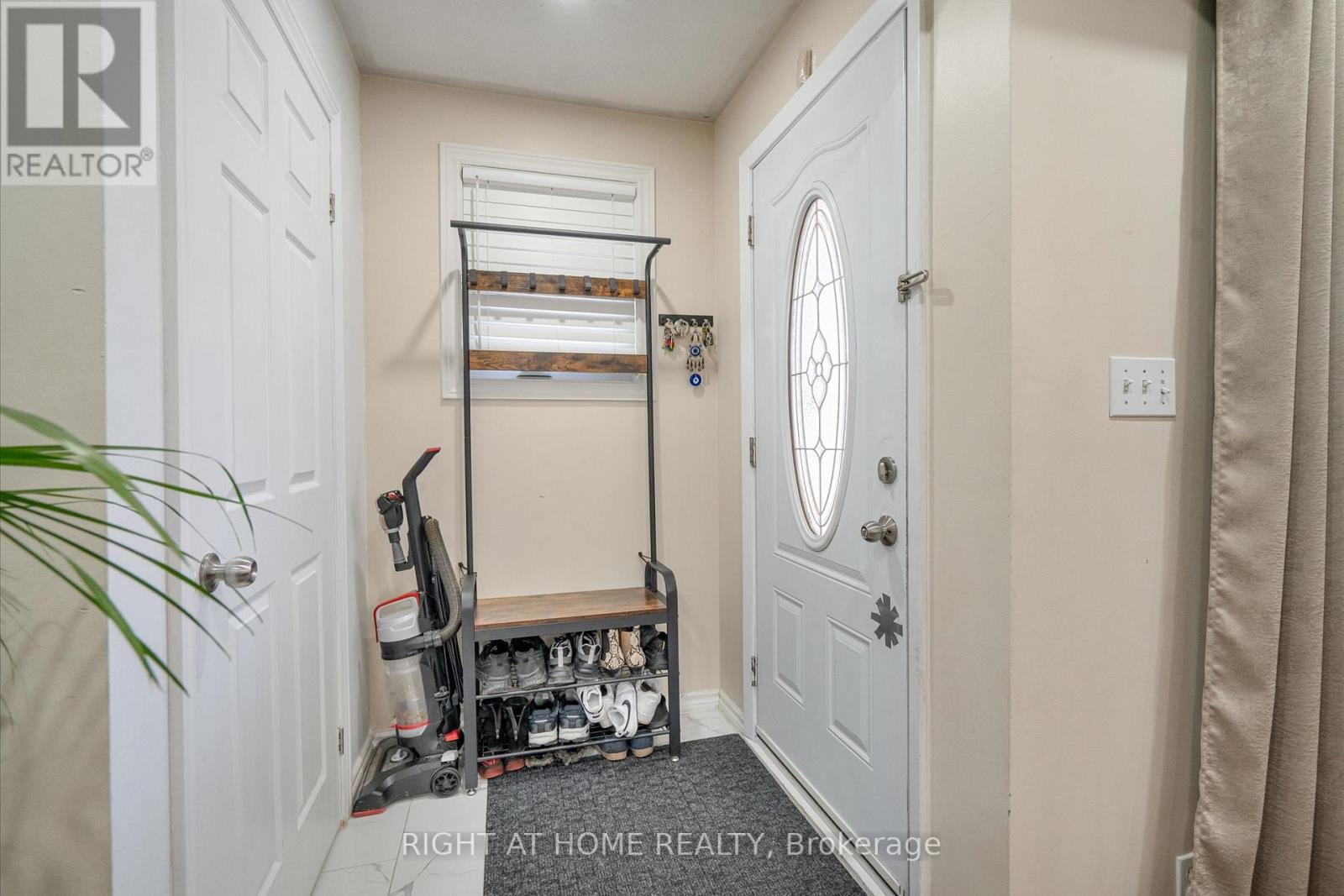 270 Coventry Court, Oshawa, Ontario  L1G 6H3 - Photo 4 - E12142228