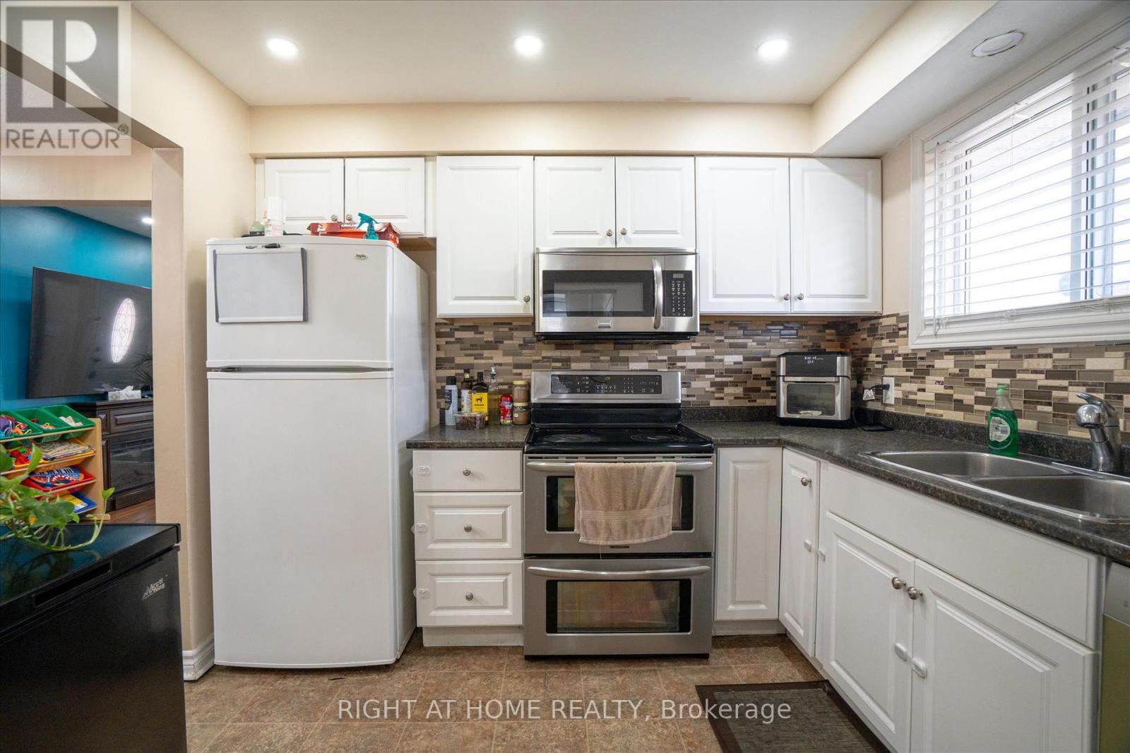270 Coventry Court, Oshawa, Ontario  L1G 6H3 - Photo 8 - E12142228